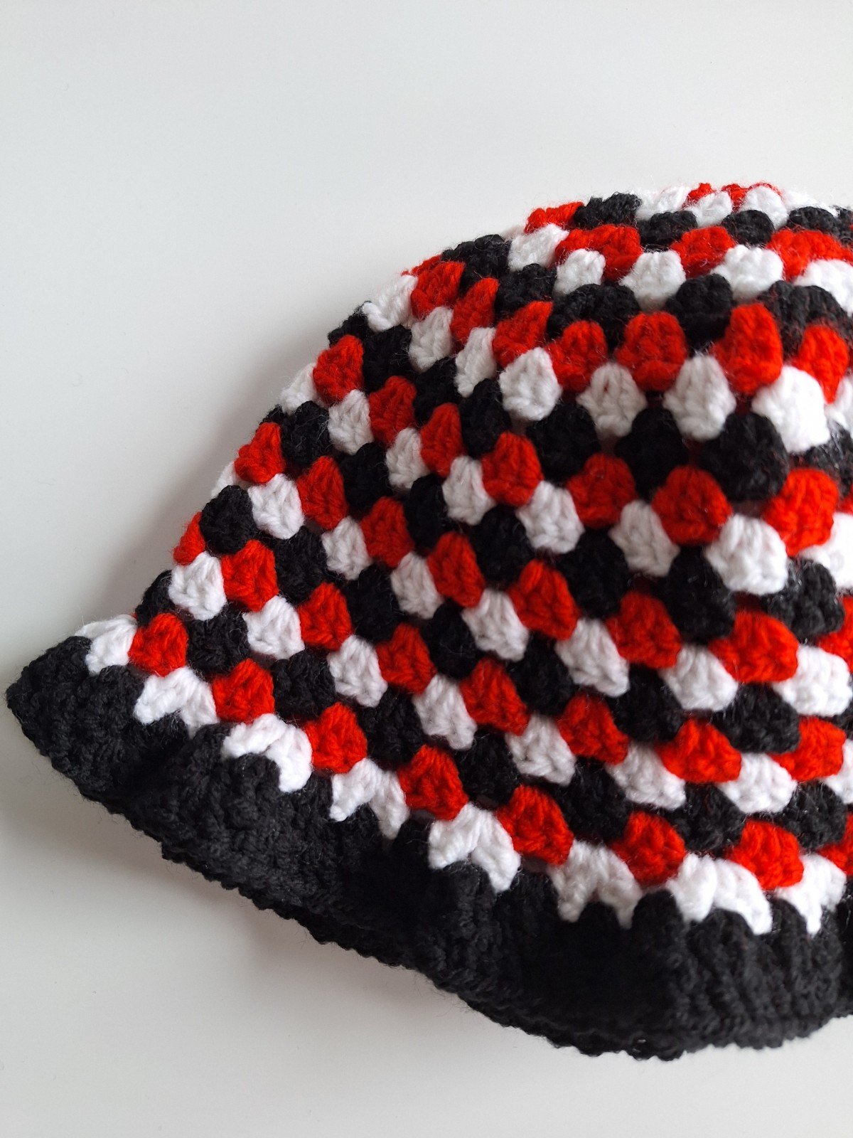 Gehaakte bucket hat 'Darling devil' - 52580.jpeg Gehaakte bucket hat | Rood, zwart en wit