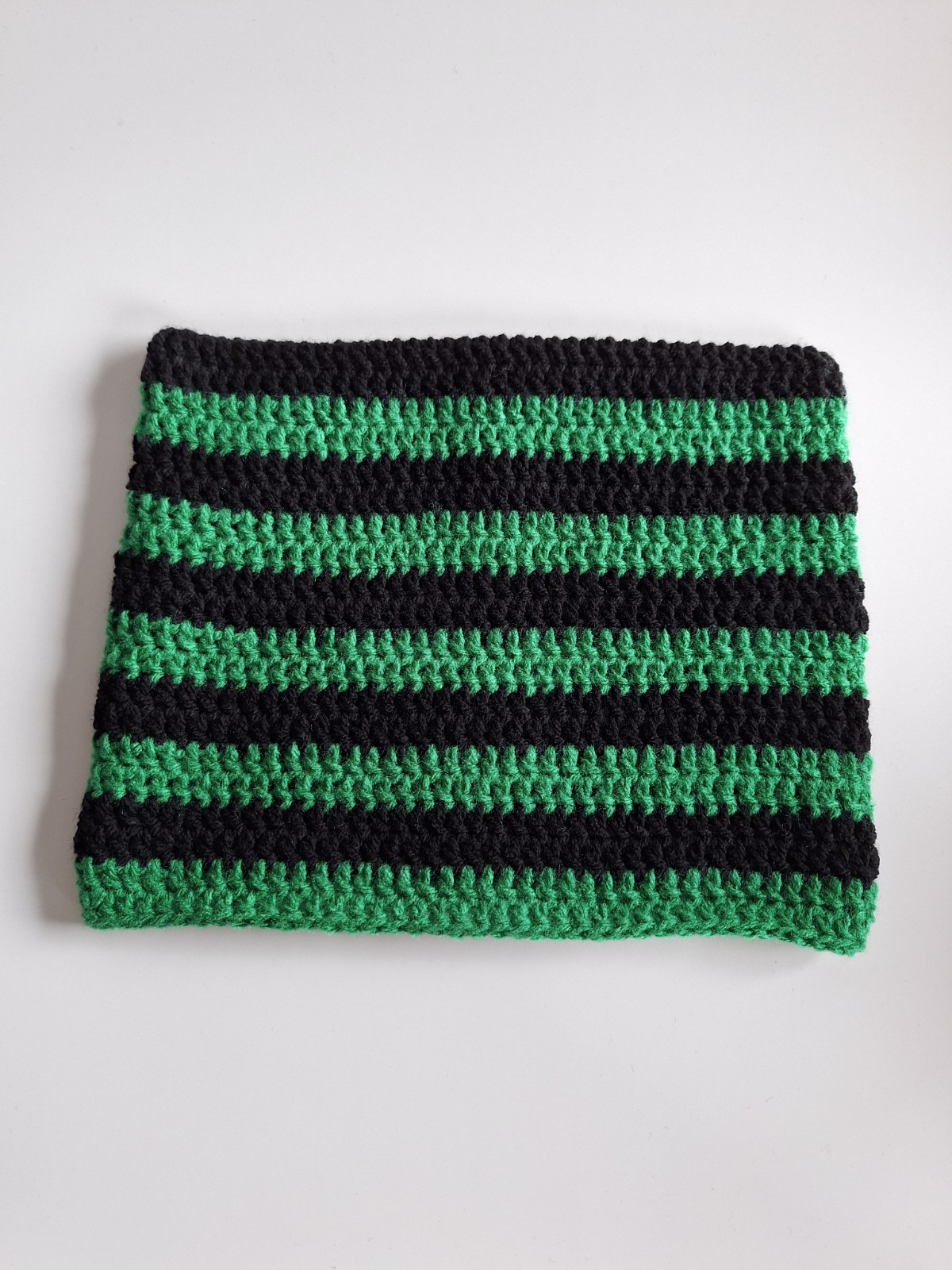 Gehaakte muts 'Black & green' - 52541.jpeg Gehaakte muts | Zwart en groen