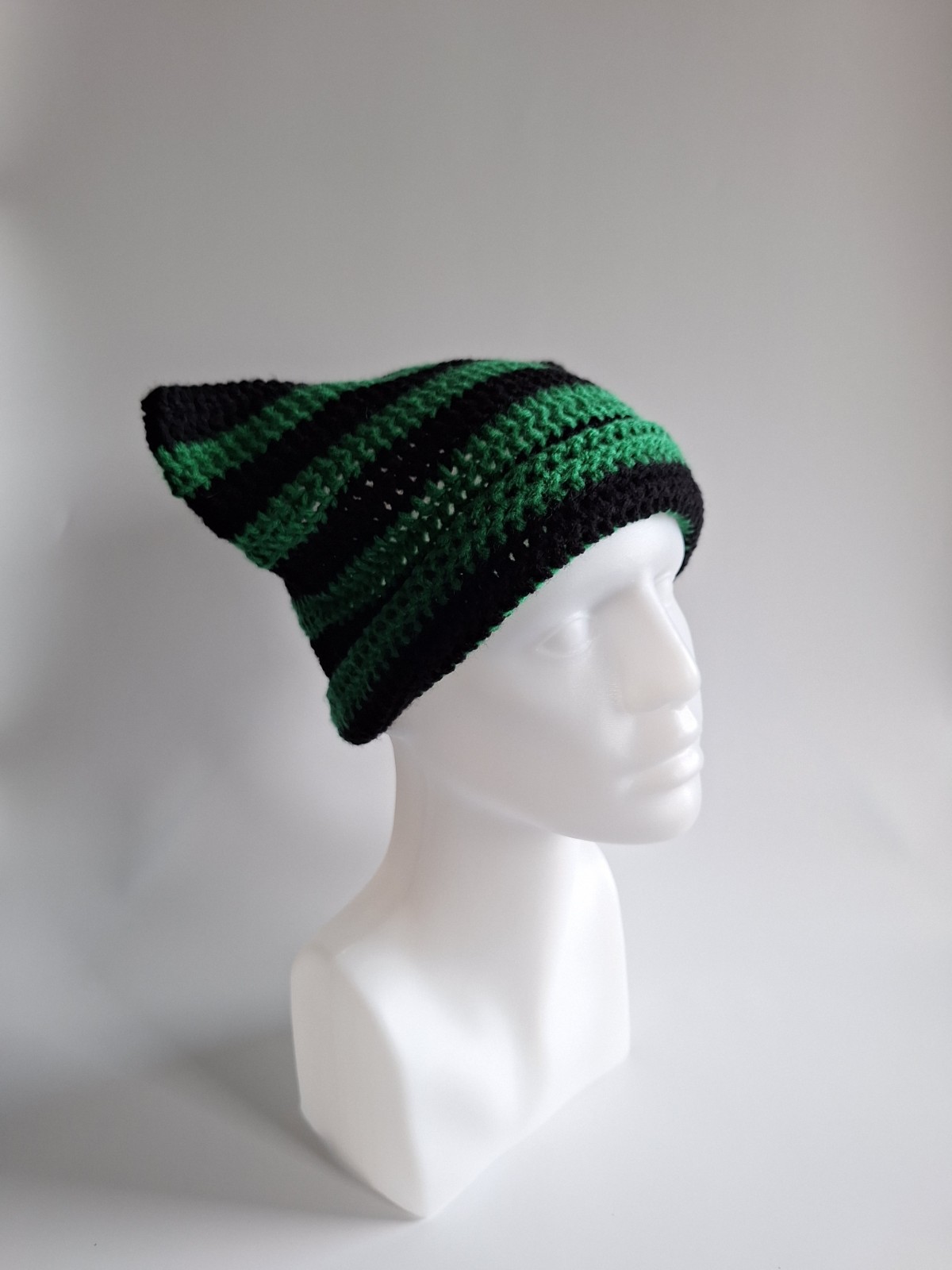 Gehaakte muts 'Black & green' - 52544.jpeg Gehaakte muts | Zwart en groen