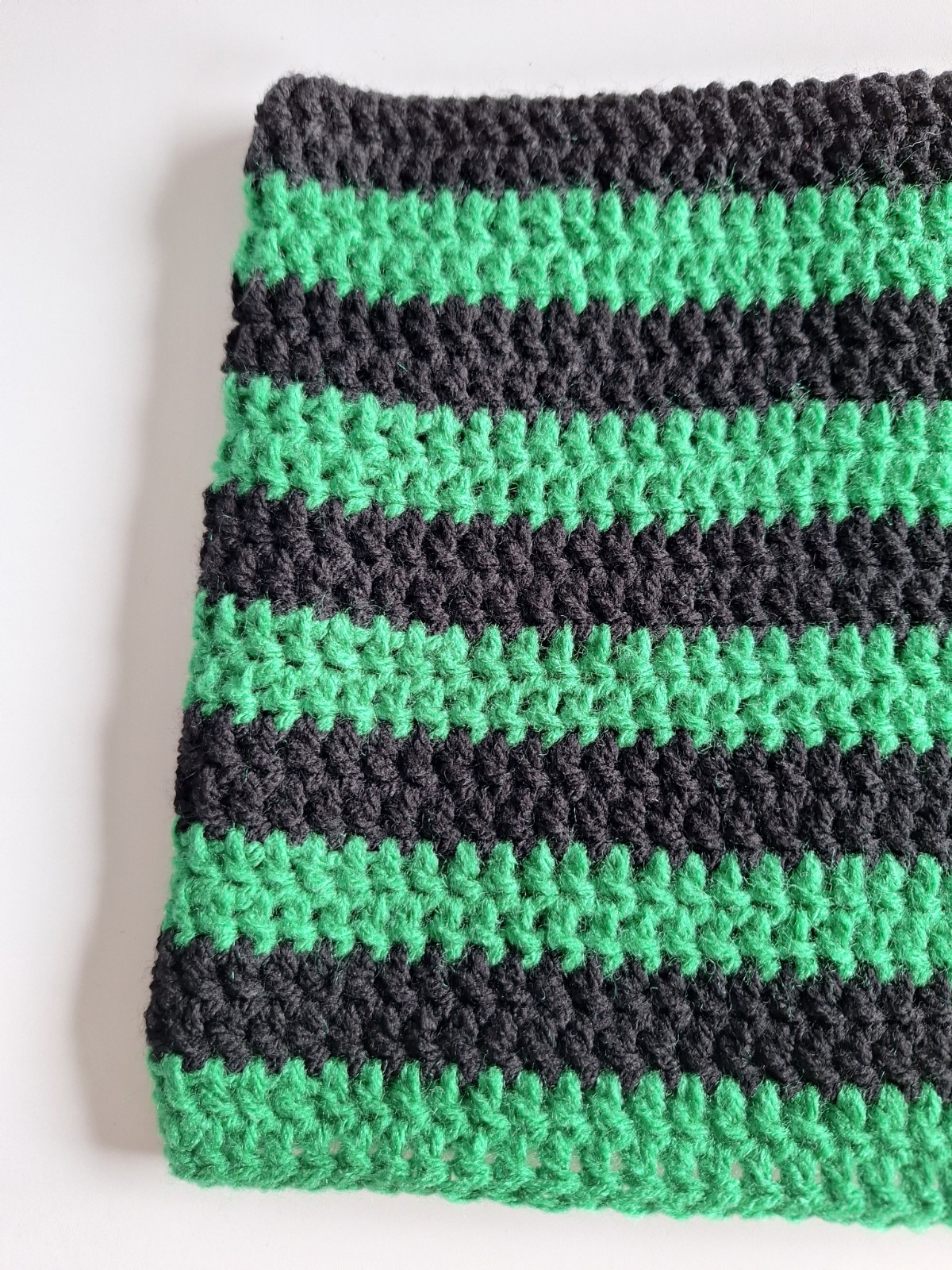 Gehaakte muts 'Black & green' - 52547.jpeg Gehaakte muts | Zwart en groen