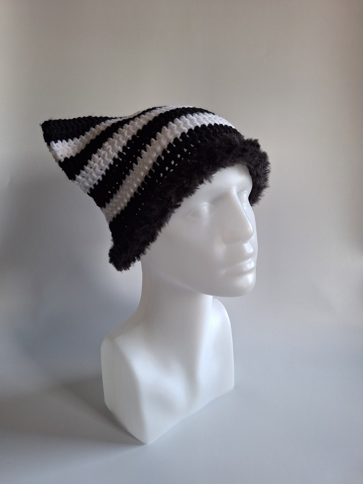 Gehaakte muts met imitatiebont | Zwart en wit