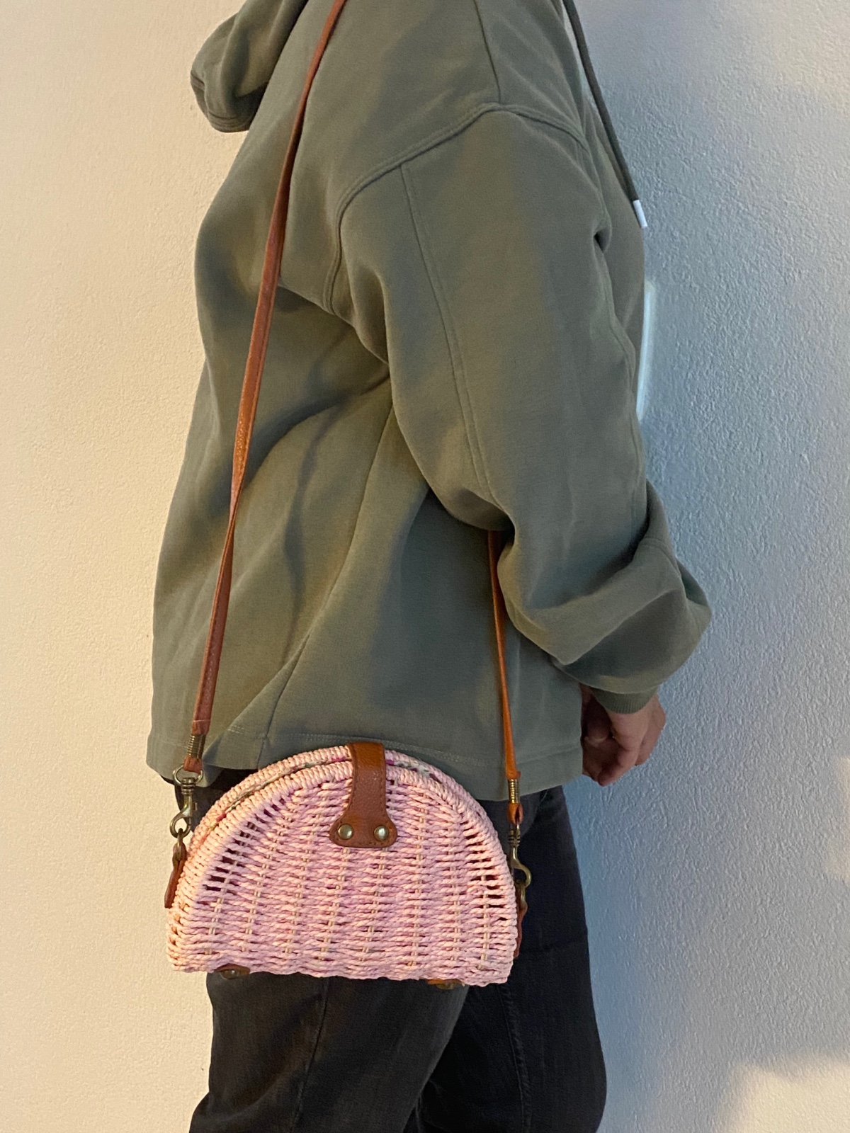 Gevlochten mini tas van rieten met een leren riem - 52995.jpeg Gevlochten mini tas van rieten met een leren riem