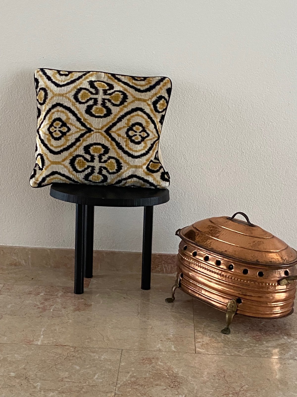 Geweven Ikat vierkant goudgeel-crème kussenhoes - 53204.jpeg Ikat goudgeel-crème kussenhoes