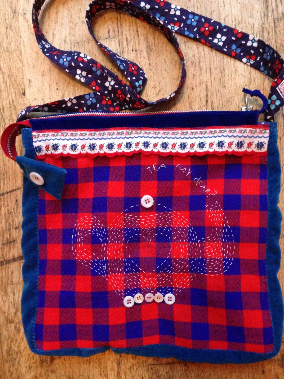 Blauw rode tas met geborduurde theepot