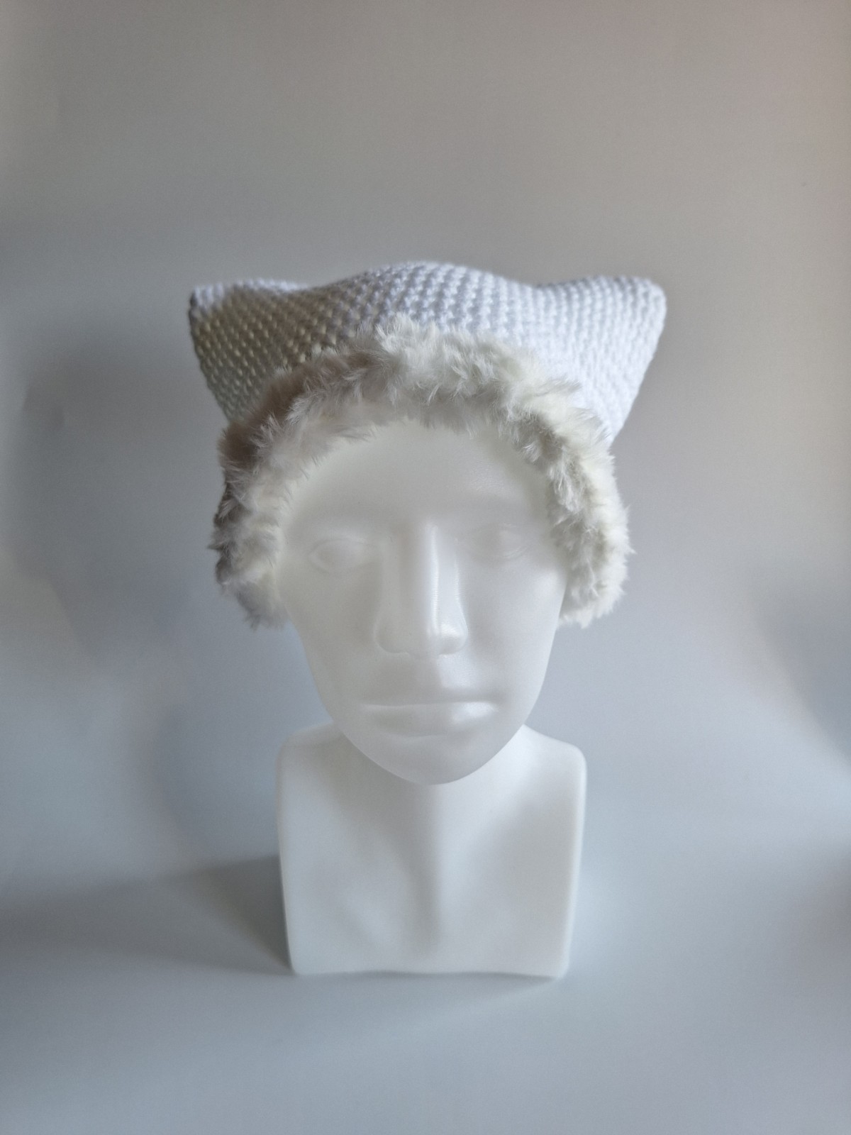 Gehaakte muts met imitatiebont 'Basic white' - 56602.jpeg Gehaakte muts met imitatiebont | Wit