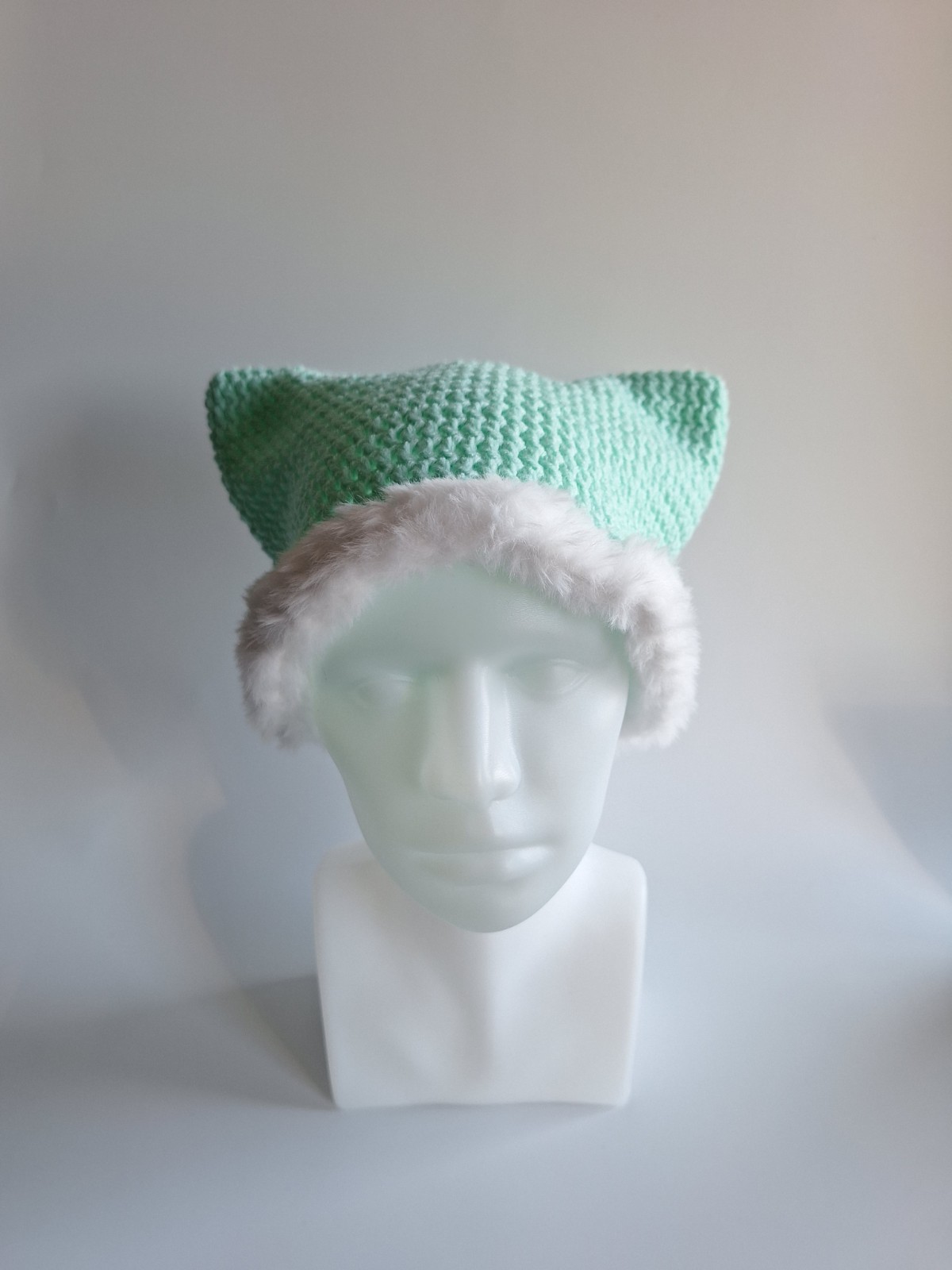 Gehaakte muts met imitatiebont 'Mint & white' - 56568.jpeg Gehaakte muts met imitatiebont | Mint en wit