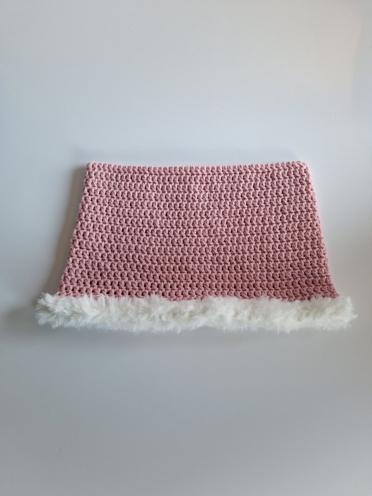 Gehaakte muts met imitatiebont | Roze en wit