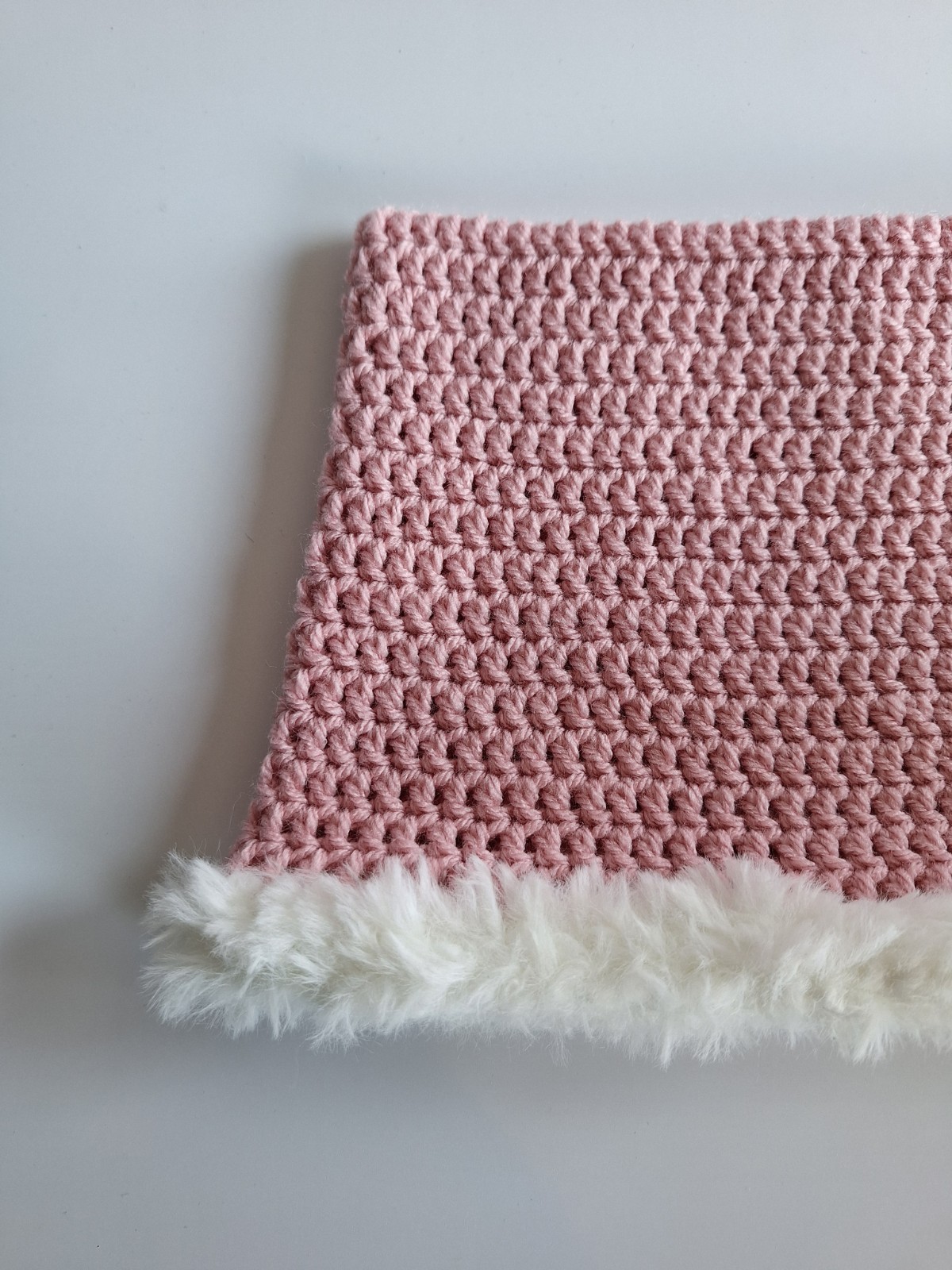 Gehaakte muts met imitatiebont | Roze en wit