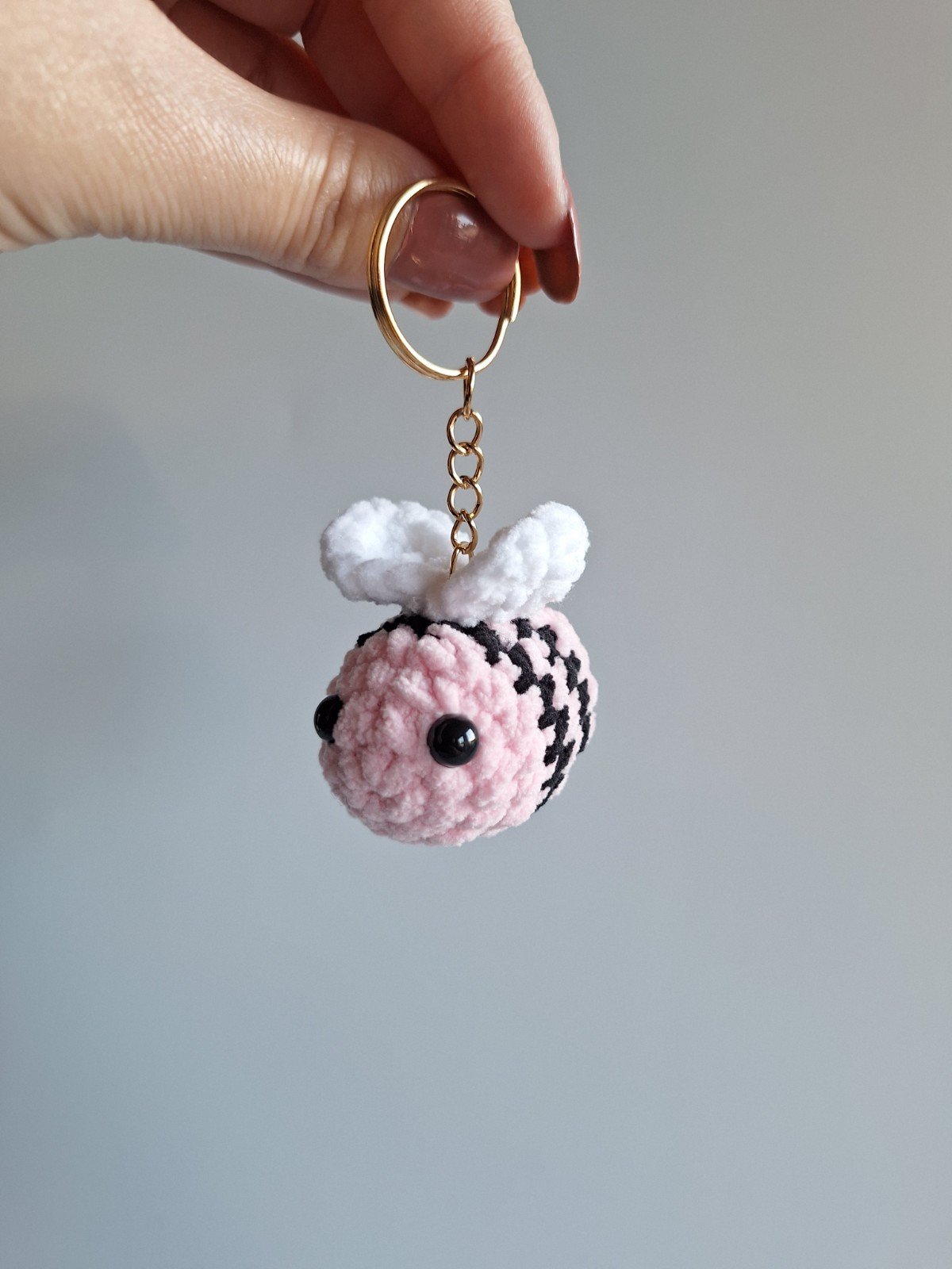 Gehaakte sleutelhanger 'Black & pink bee' - 56459.jpeg Gehaakte sleutelhanger | Zwart en roze bij