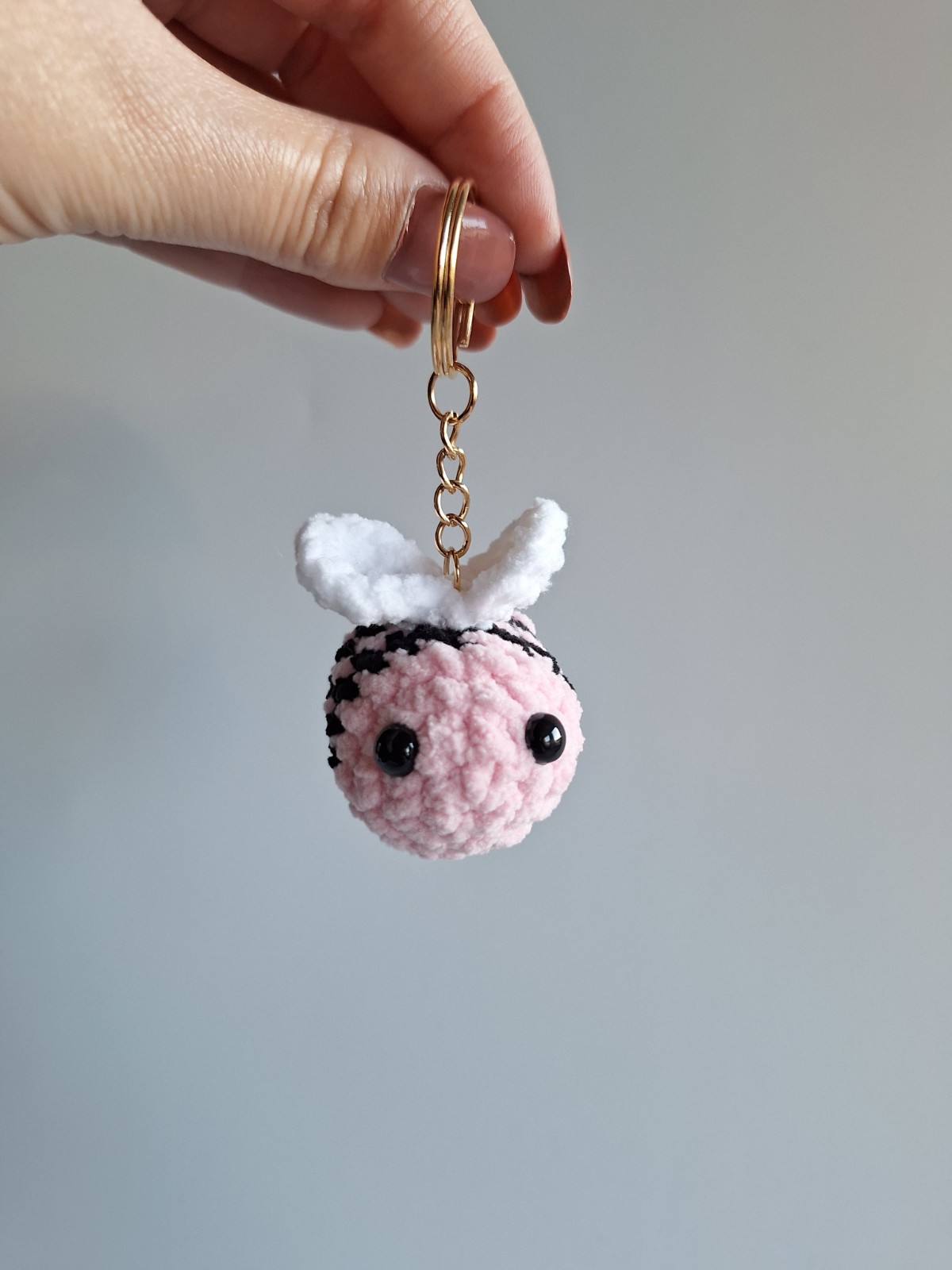 Gehaakte sleutelhanger 'Black & pink bee' - 56462.jpeg Gehaakte sleutelhanger | Zwart en roze bij