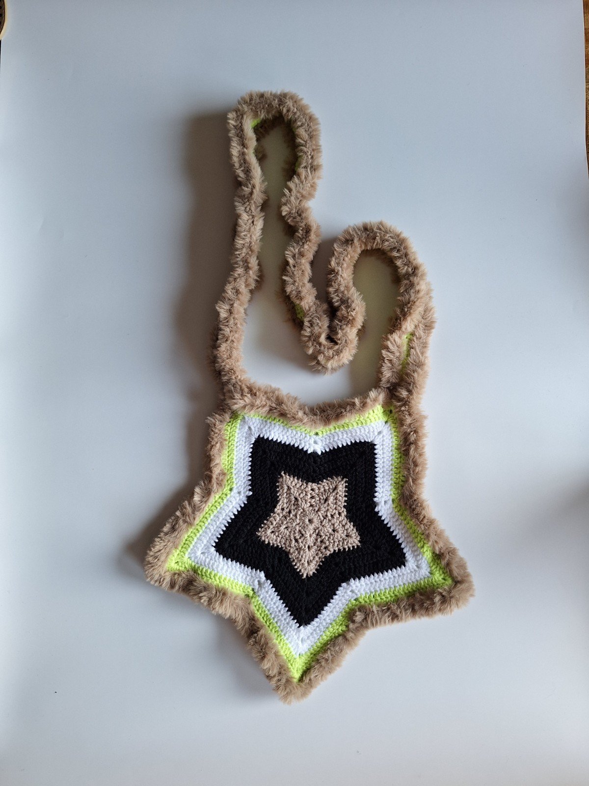 Gehaakte tas | Limegroen, zwart, beige en witte ster