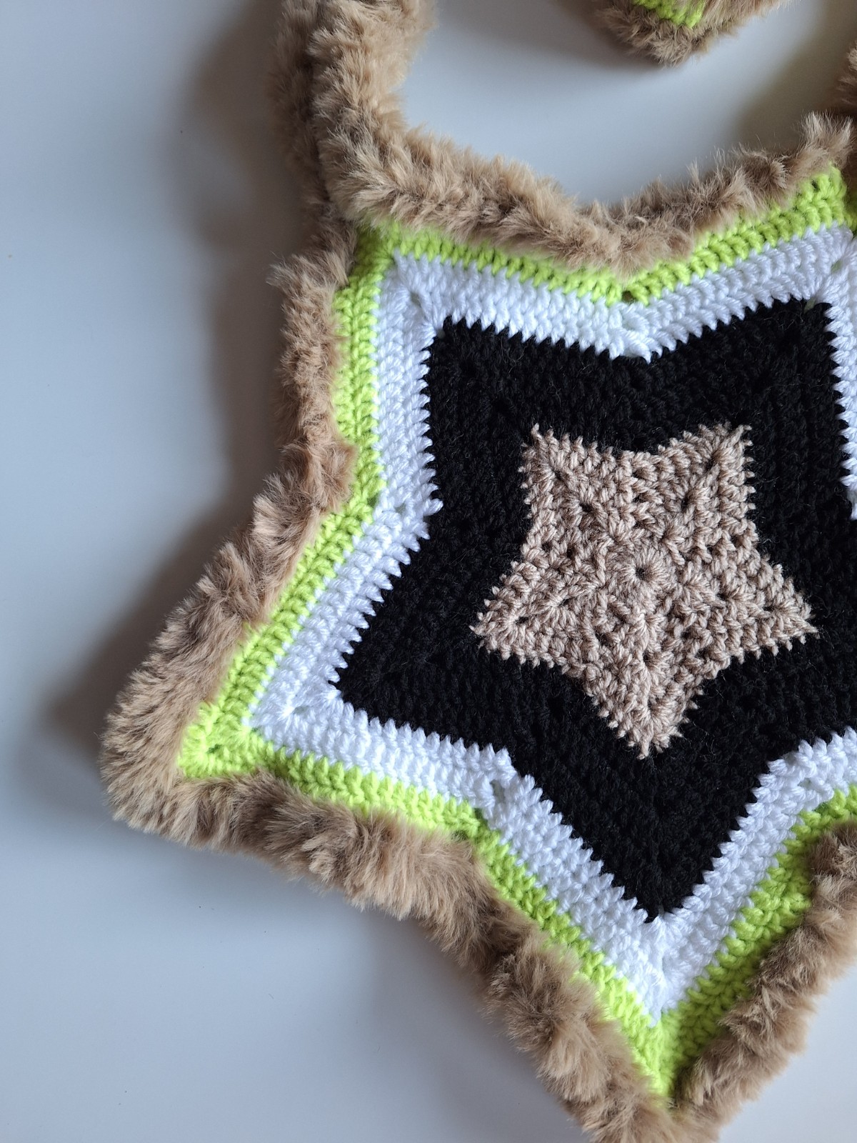 Gehaakte tas | Limegroen, zwart, beige en witte ster