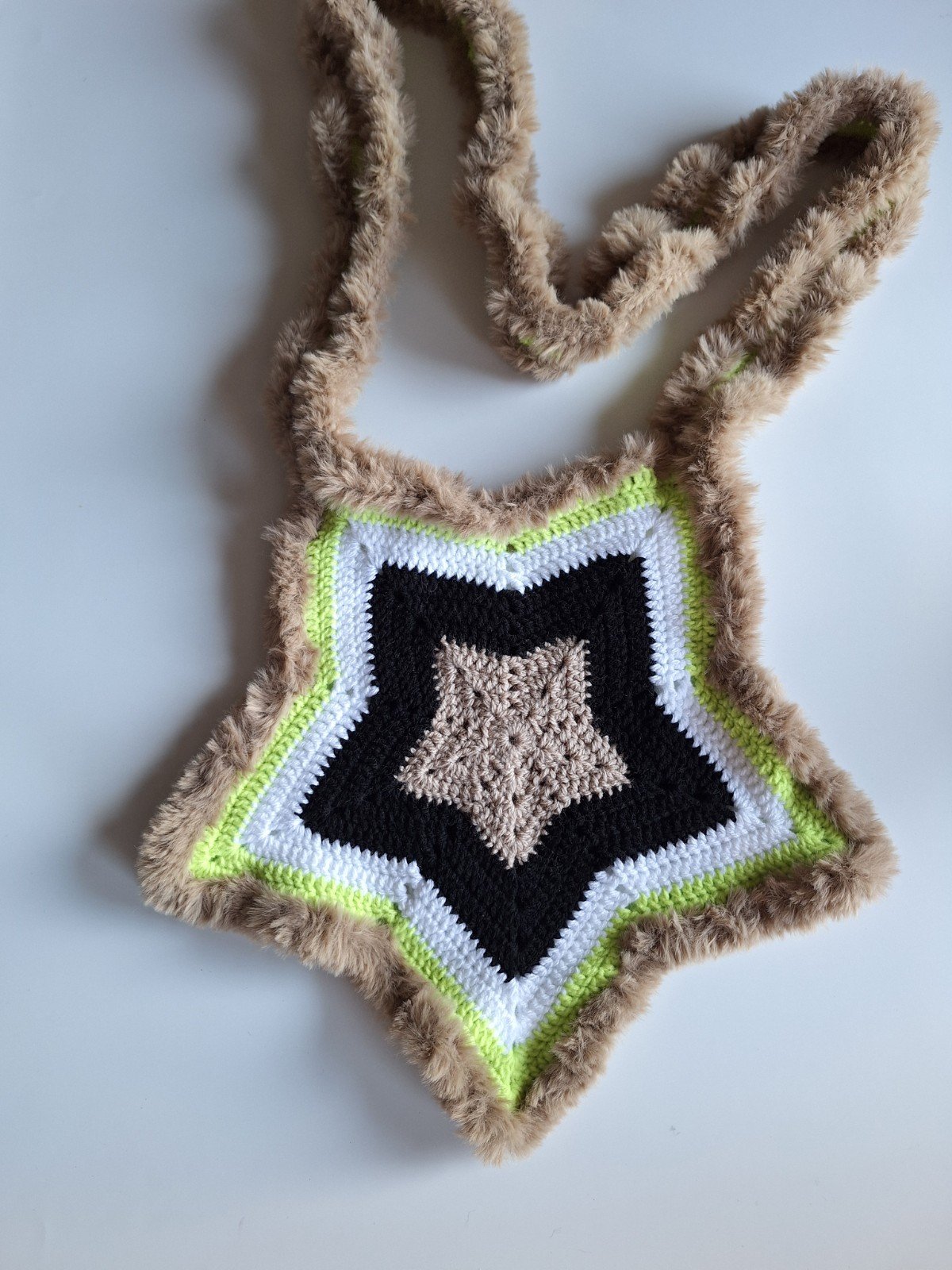 Gehaakte tas | Limegroen, zwart, beige en witte ster
