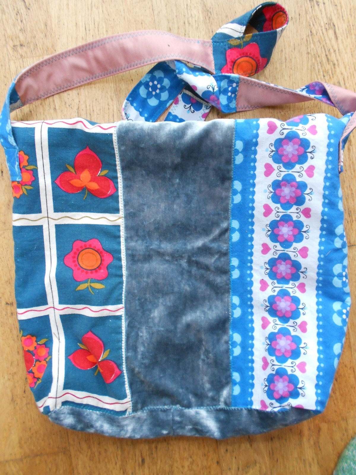 Grote tas van vintage stoffen