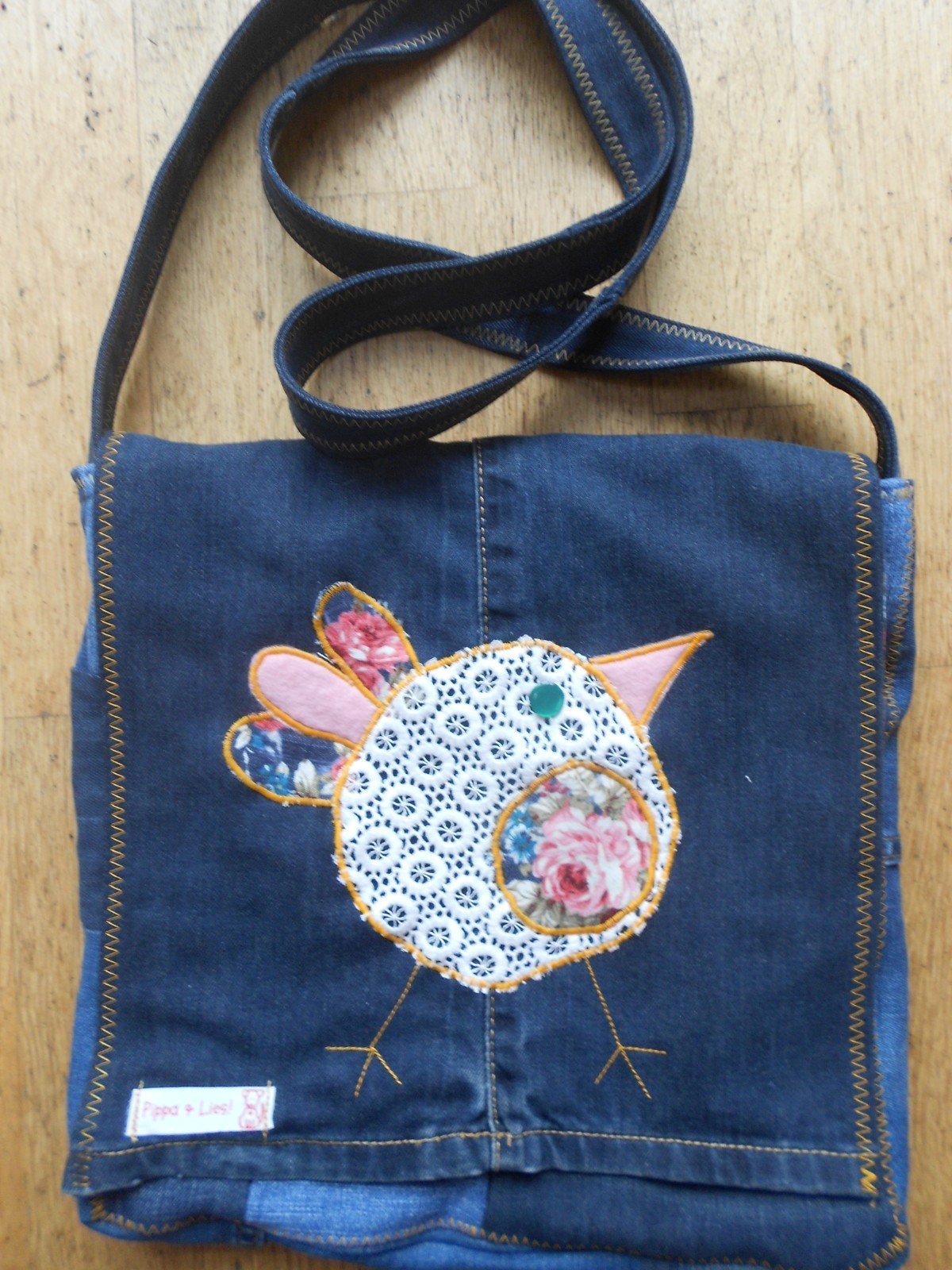 Tas van spijkerstof met grappig vogeltje