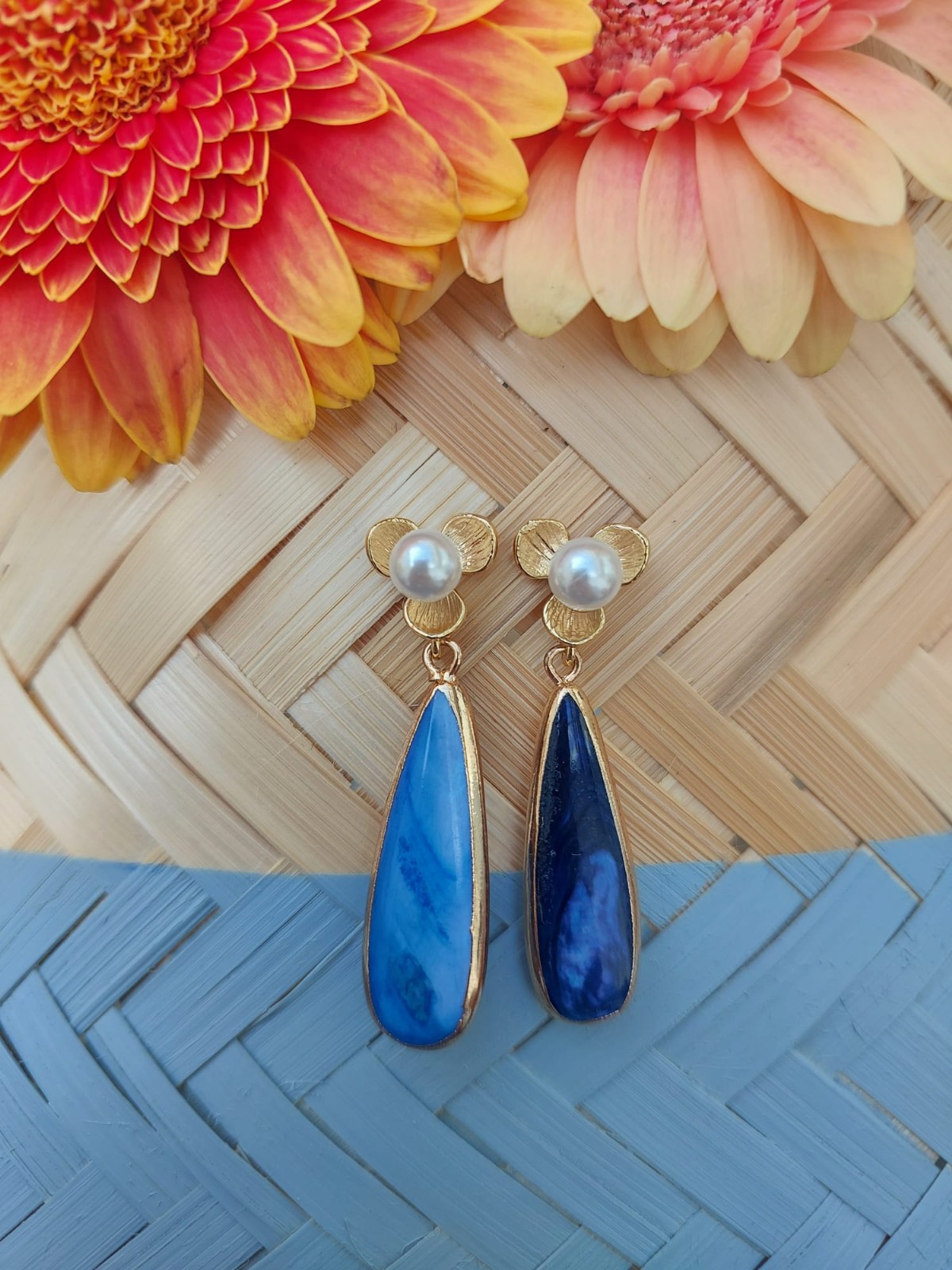 Blue Freshwater Shell Drop Earrings - 58982.jpeg Blauwe zoetwaterschelp oorbellen
