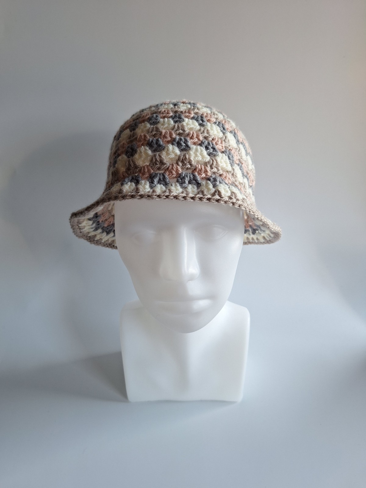 Gehaakte bucket hat | Lichtroze, crème, beige en grijs