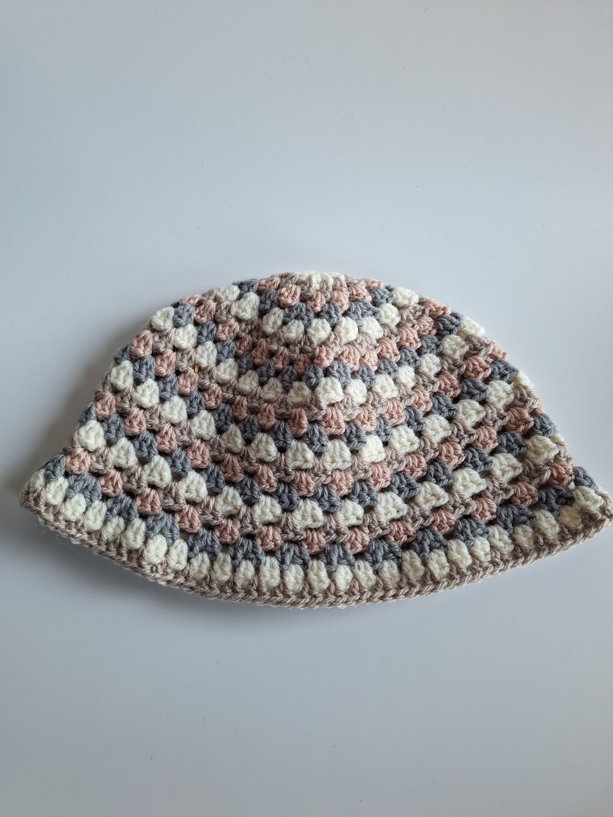 Gehaakte bucket hat | Lichtroze, crème, beige en grijs