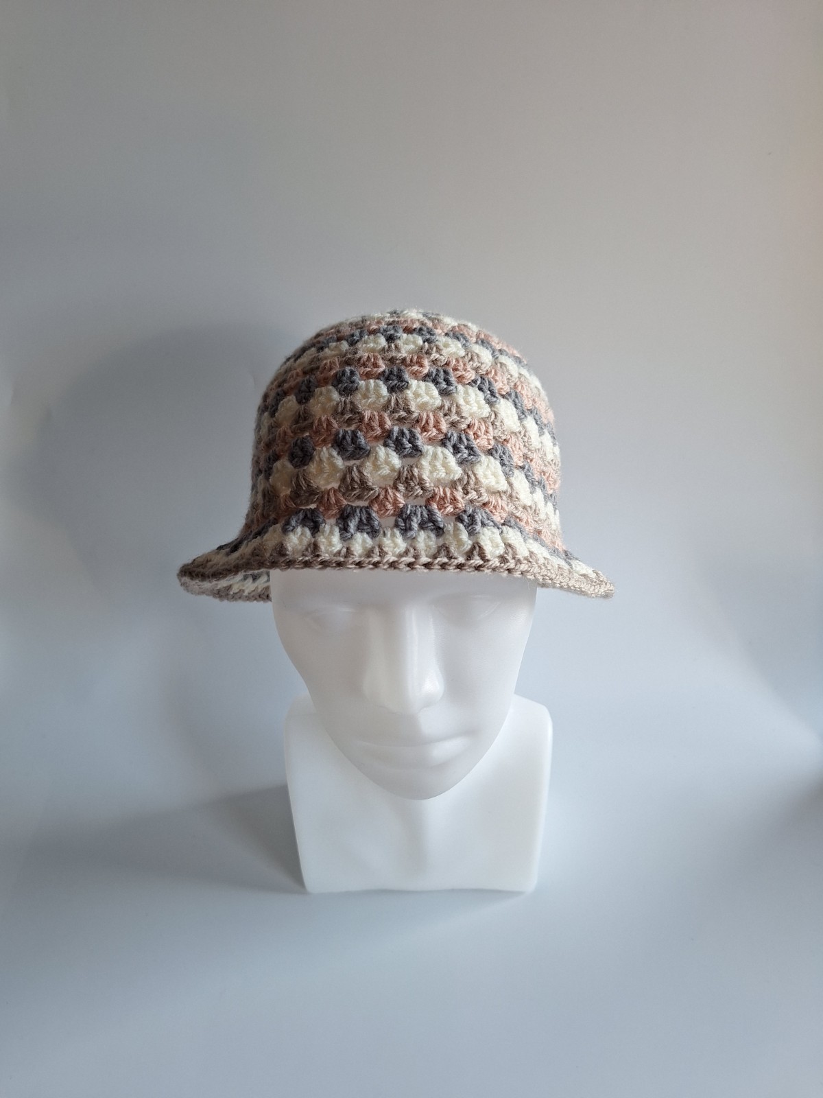 Gehaakte bucket hat | Lichtroze, crème, beige en grijs