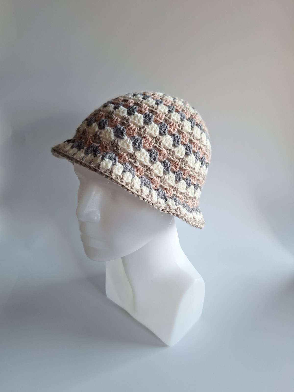 Gehaakte bucket hat | Lichtroze, crème, beige en grijs