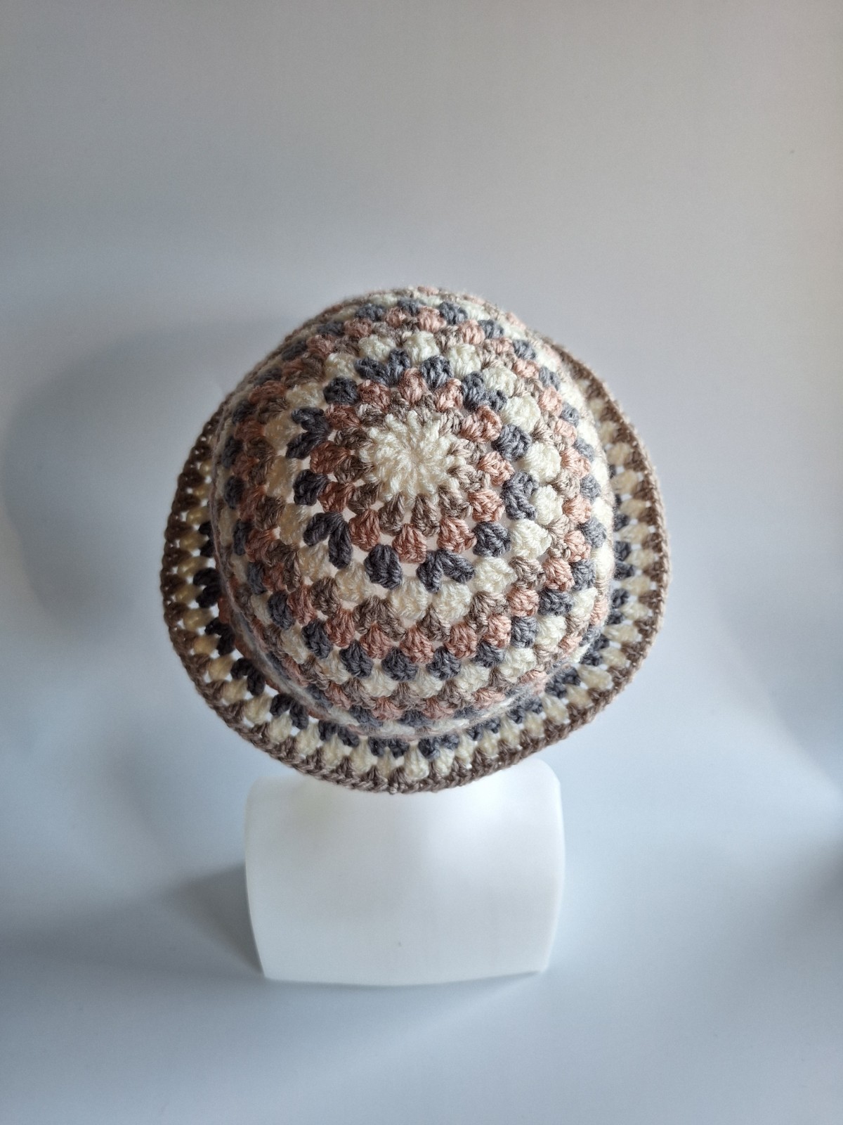 Gehaakte bucket hat | Lichtroze, crème, beige en grijs