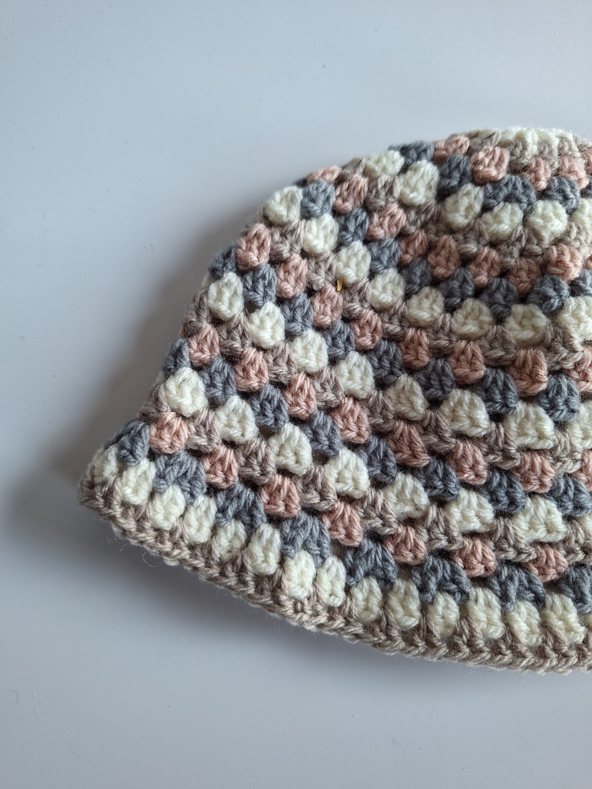 Gehaakte bucket hat | Lichtroze, crème, beige en grijs