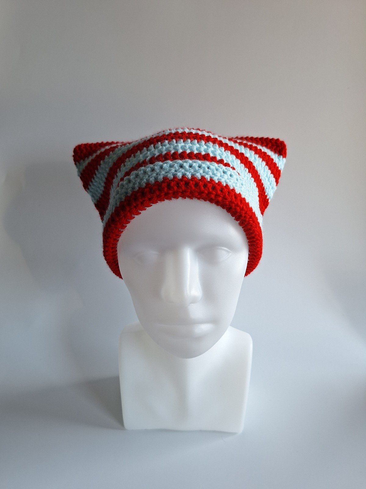 Gehaakte muts 'Baby blue & red' - 59243.jpeg Gehaakte muts | Lichtblauw en rood