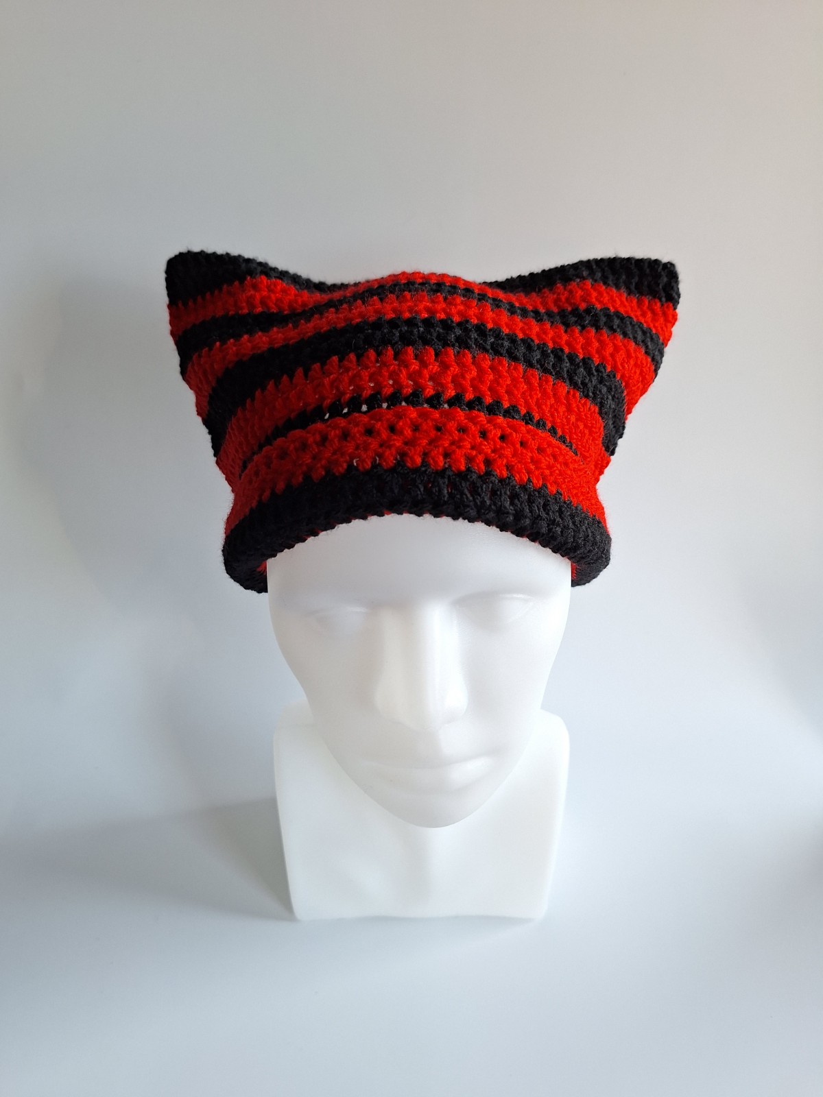 Gehaakte muts 'Black & red' - 58062.jpeg Gehaakte muts | Zwart en rood