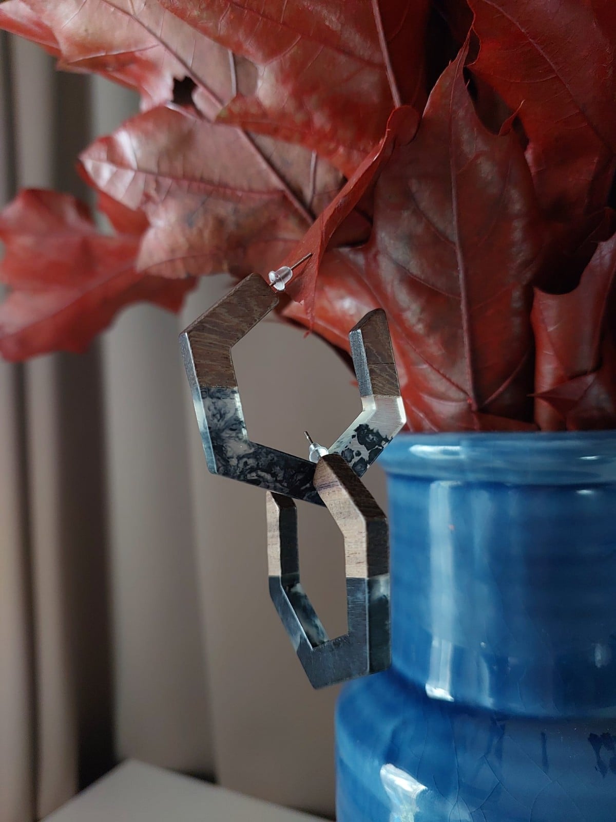 Resin & Walnut Wood Hexagon Half Hoops - Black - 59007.jpeg Hars & walnoothout zeshoekige halve hoepels - zwart