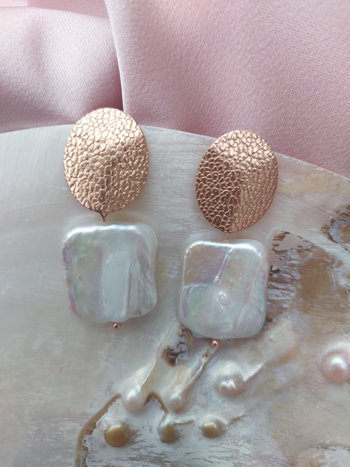 Rose Gold Freshwater Baroque Pearl Studs - 59053.jpeg Roségouden barok zoetwaterparel studs