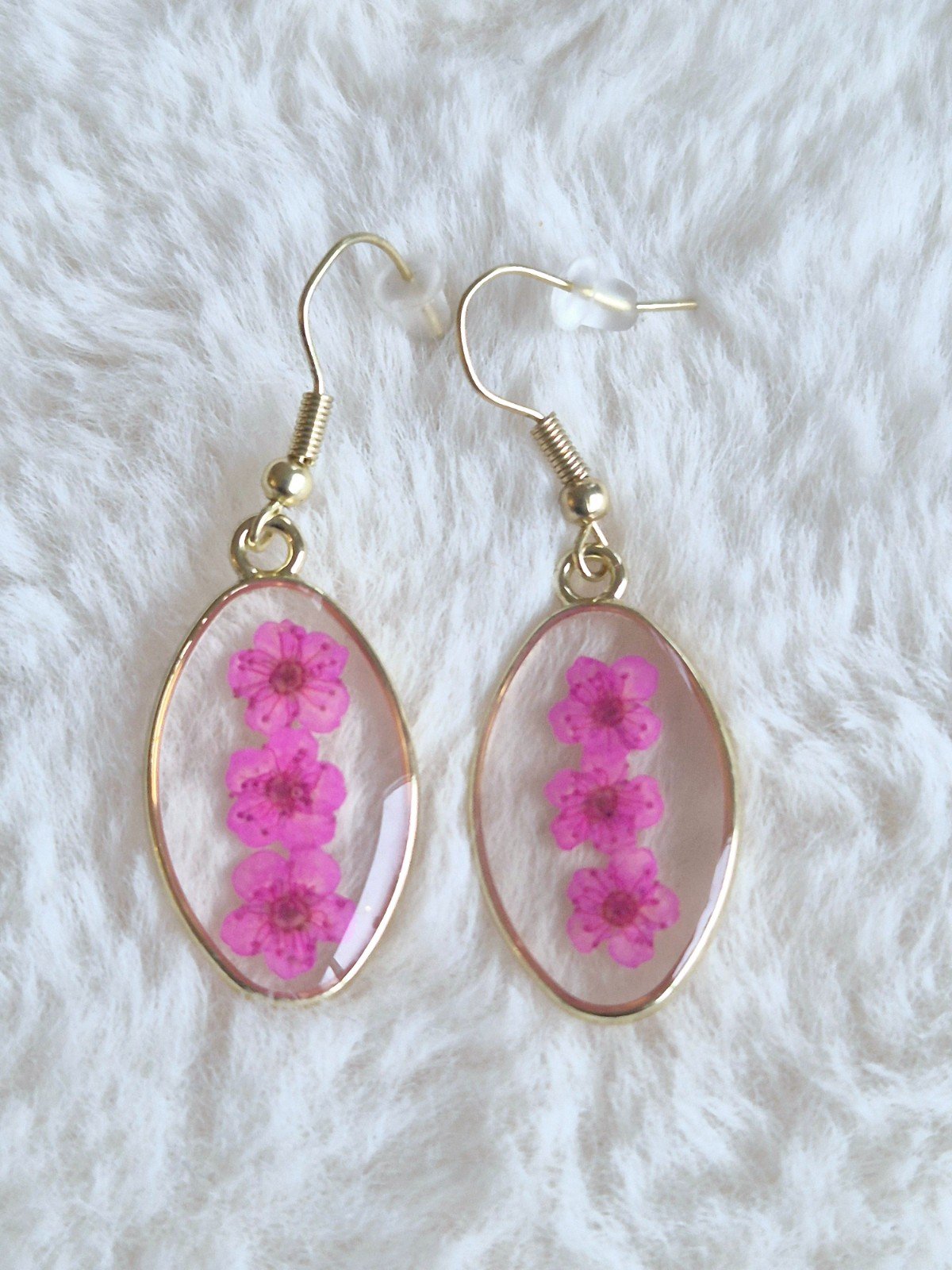 Roze gedroogde bloem gouden ovale resin oorbellen