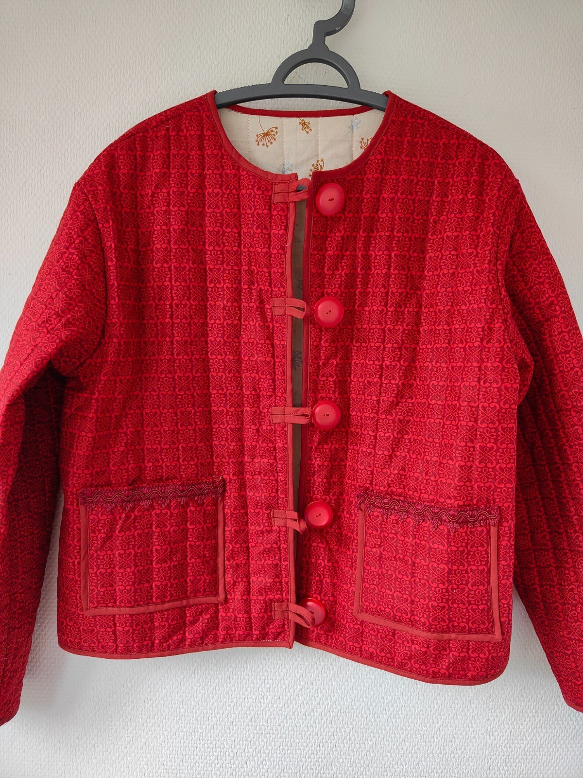 gewatteerde boho-stijl rode jas met grote knopen, omkeerbaar jas - 57623.jpeg gewatteerde boho-stijl rode jas met grote knopen, omkeerbaar jas