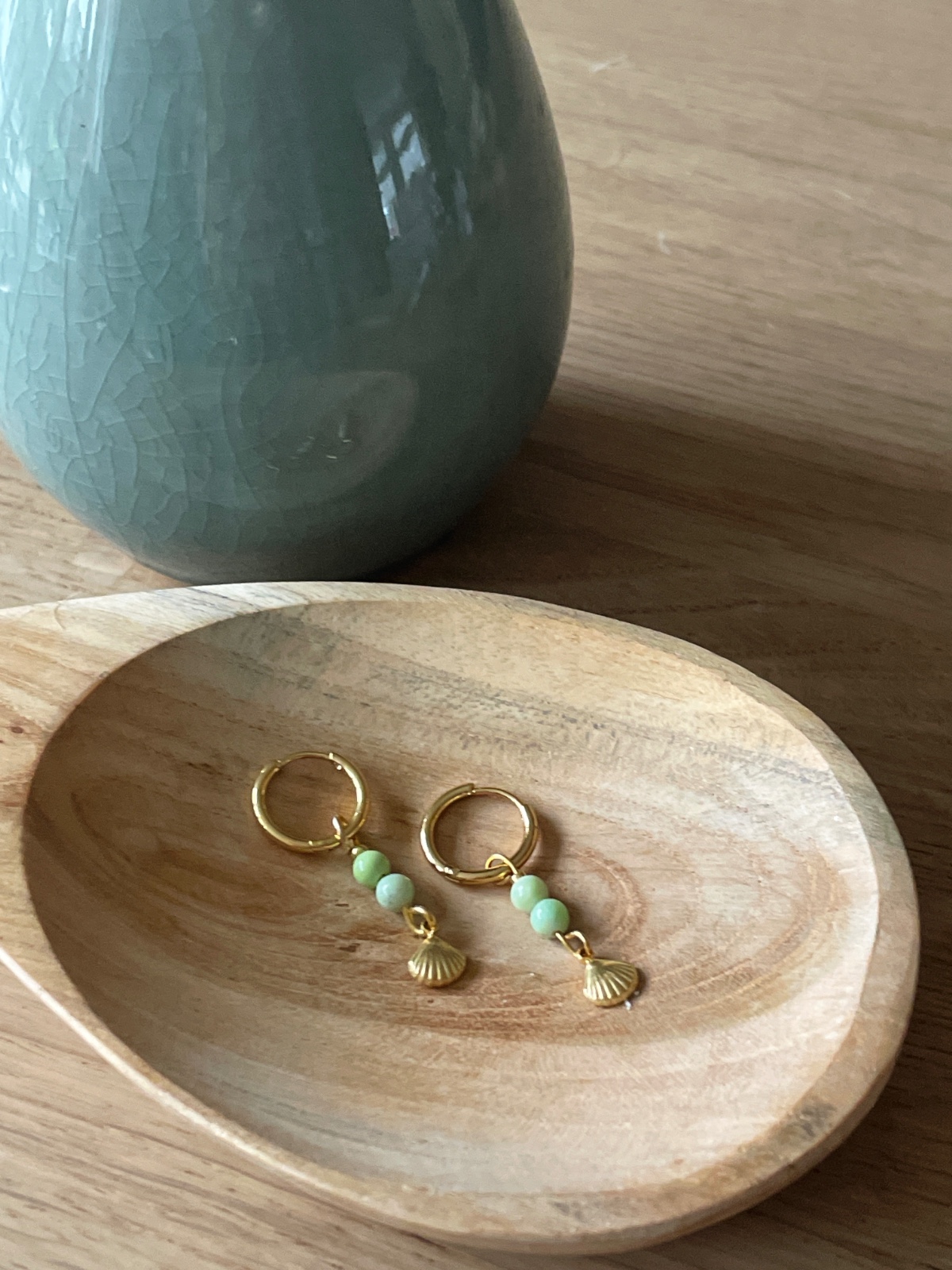 Gouden oorbellen met groene natuurstenen kralen en verguld schelpje - 61582.jpeg Gouden oorbellen met groene natuurstenen kralen en verguld schelpje