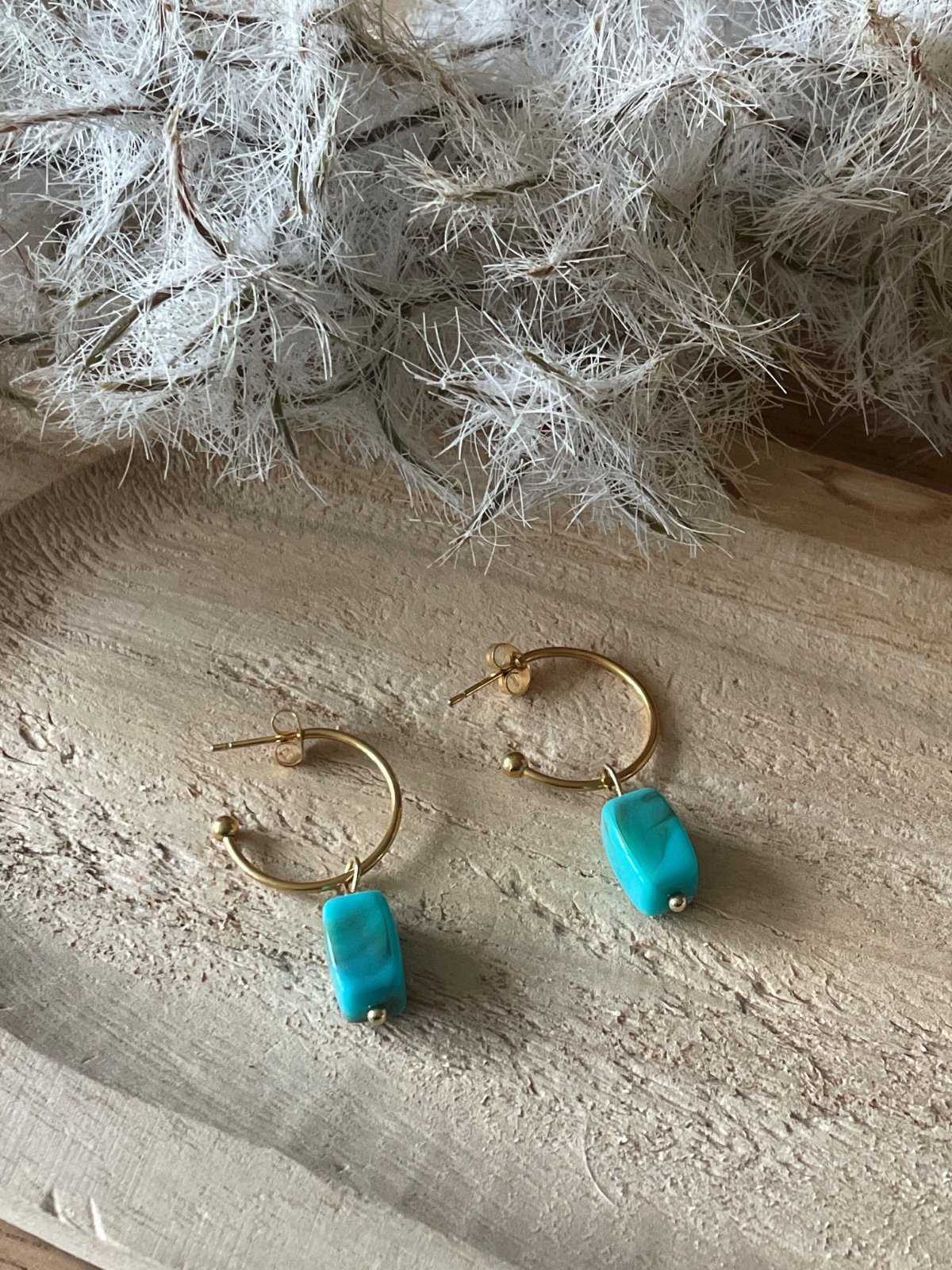 Gouden oorbellen met turquoise natuurstenen hanger