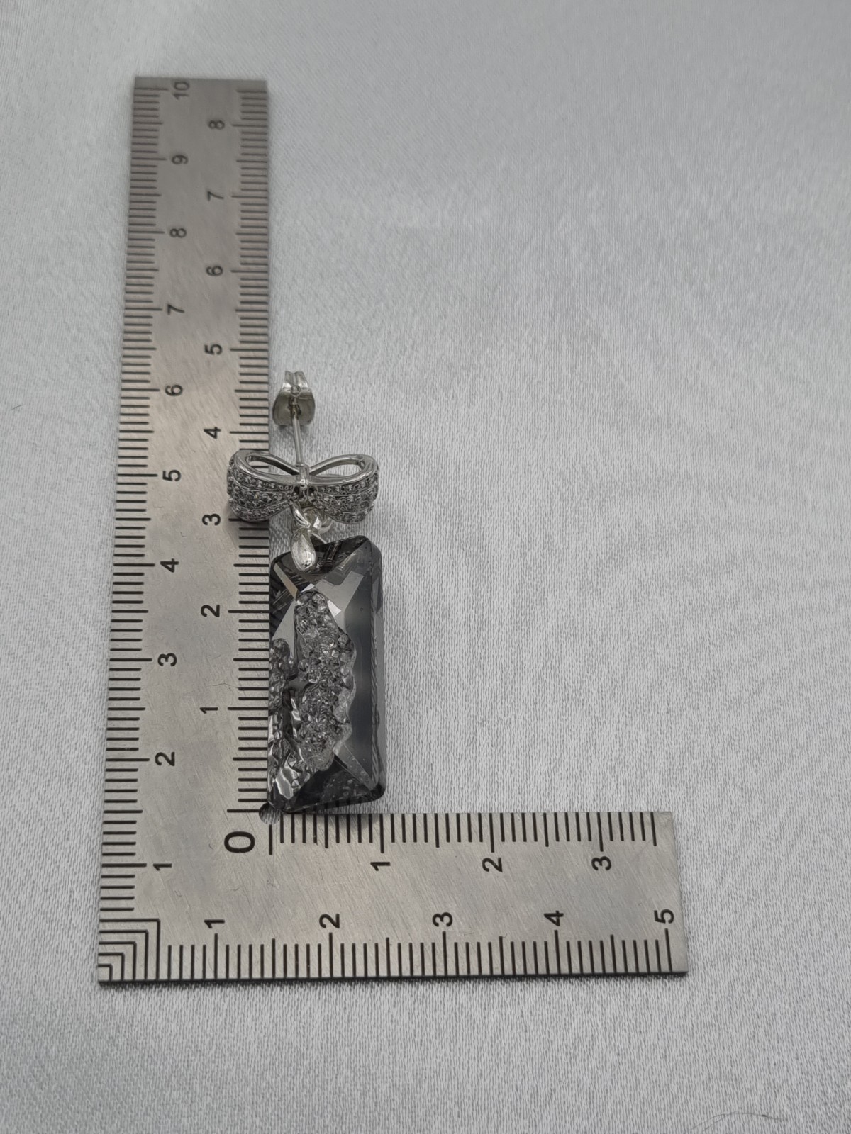 Handgemaakte kristallen oorbellen - grijs