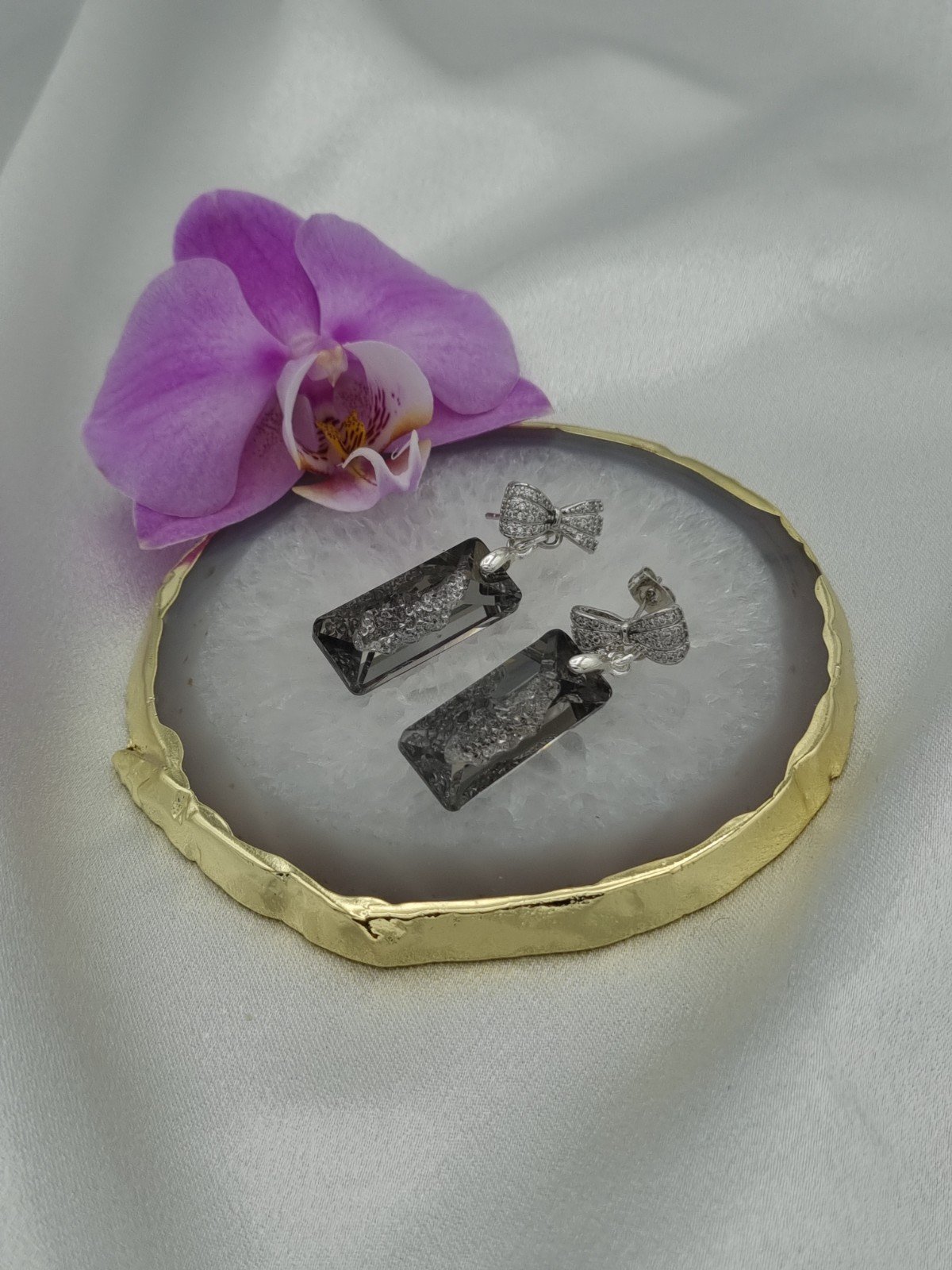 Handgemaakte kristallen oorbellen - grijs