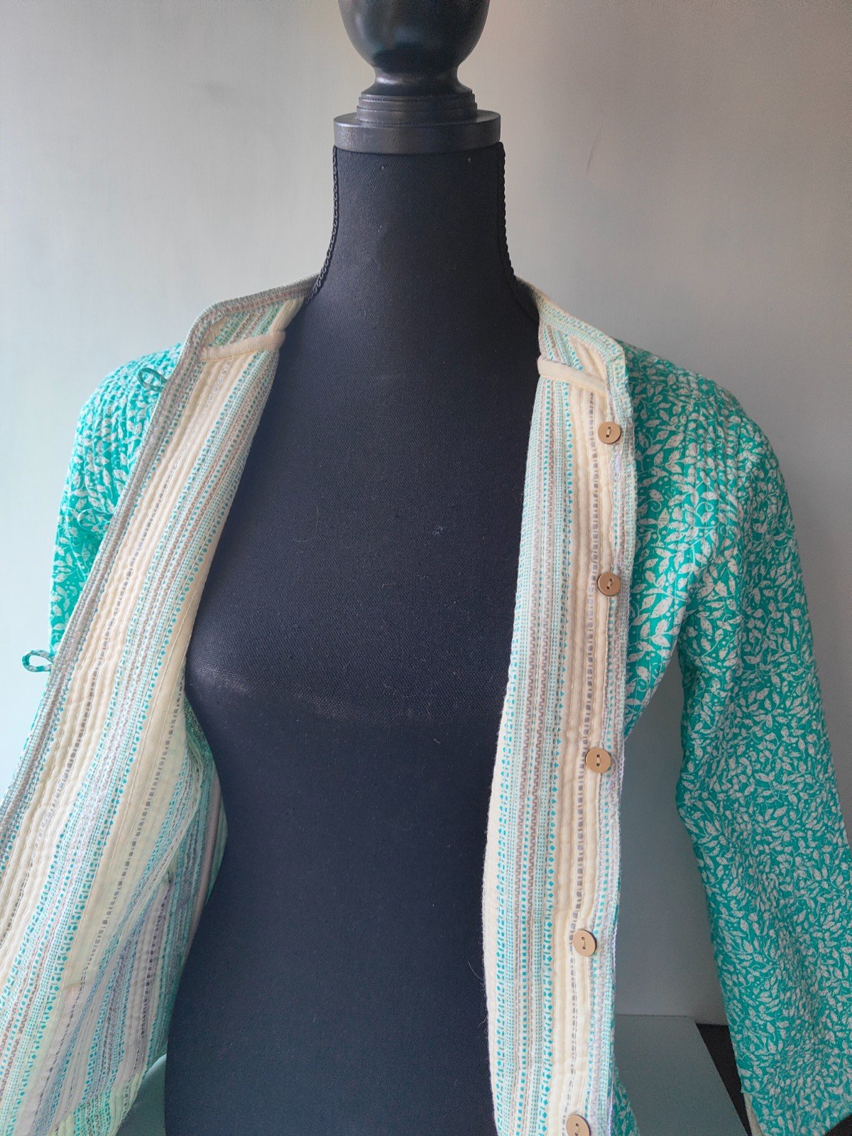 Licht mintkleurig jasje, gewatteerd jasje, omkeerbaar jack met bloemdessin, jasje met opengewerkt vlechtdecor. - 62731.jpeg Licht mintkleurig jasje, gewatteerd jasje, omkeerbaar jack met bloemdessin, jasje met opengewerkt vlechtdecor.