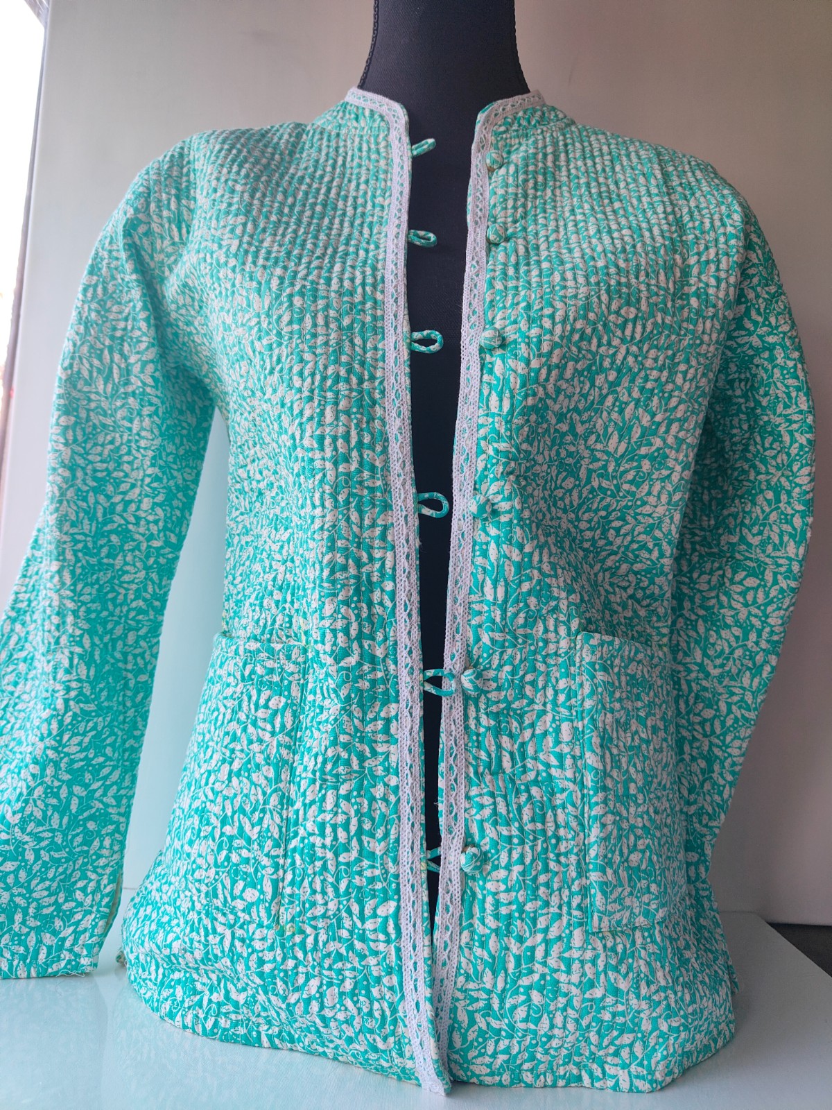 Licht mintkleurig jasje, gewatteerd jasje, omkeerbaar jack met bloemdessin, jasje met opengewerkt vlechtdecor. - 62732.jpeg Licht mintkleurig jasje, gewatteerd jasje, omkeerbaar jack met bloemdessin, jasje met opengewerkt vlechtdecor.