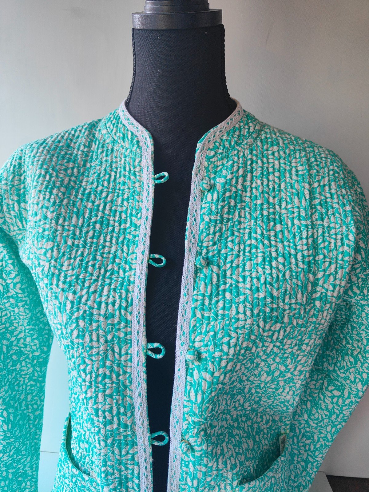 Licht mintkleurig jasje, gewatteerd jasje, omkeerbaar jack met bloemdessin, jasje met opengewerkt vlechtdecor. - 62733.jpeg Licht mintkleurig jasje, gewatteerd jasje, omkeerbaar jack met bloemdessin, jasje met opengewerkt vlechtdecor.