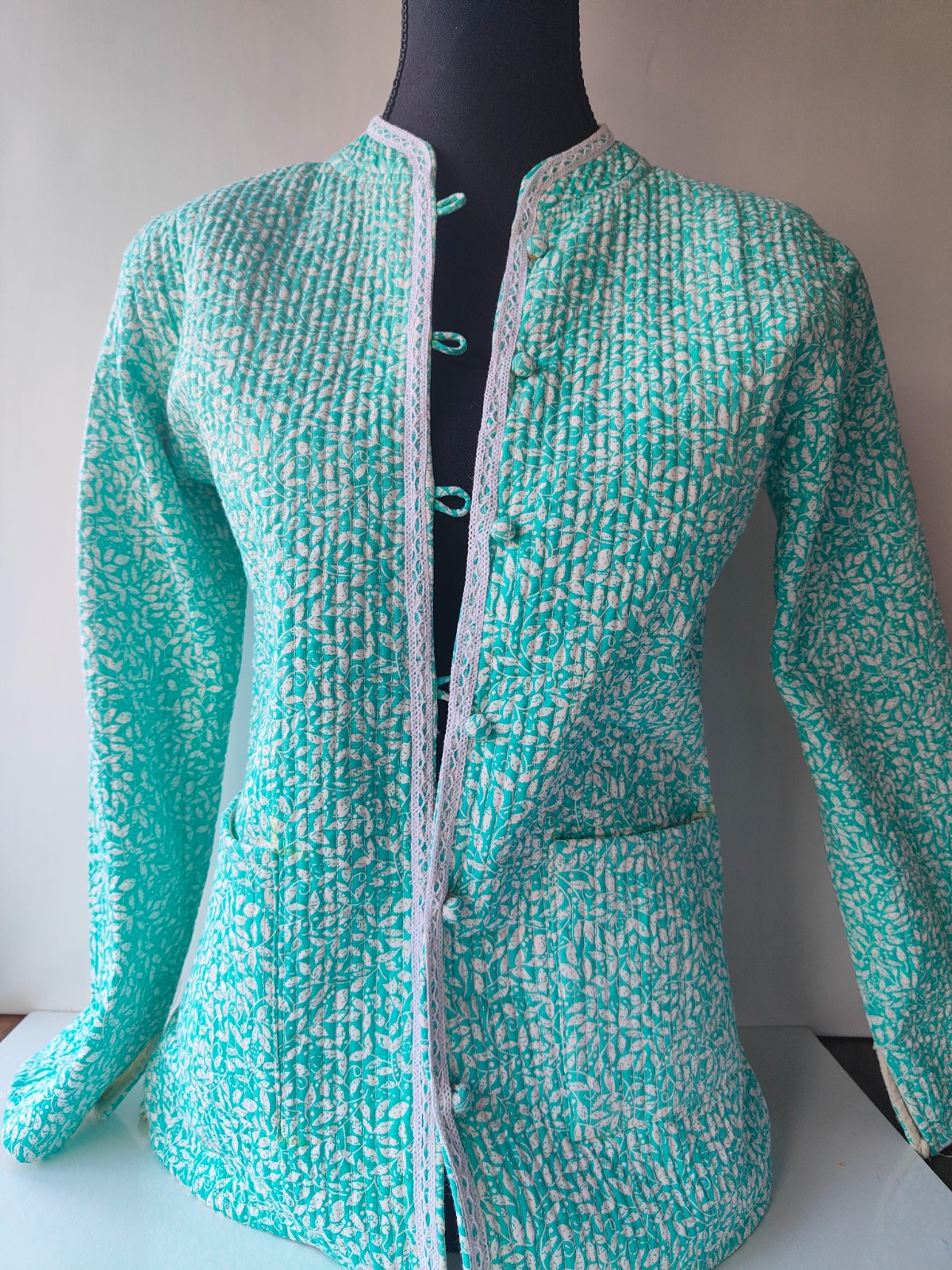 Licht mintkleurig jasje, gewatteerd jasje, omkeerbaar jack met bloemdessin, jasje met opengewerkt vlechtdecor. - 62734.jpeg Licht mintkleurig jasje, gewatteerd jasje, omkeerbaar jack met bloemdessin, jasje met opengewerkt vlechtdecor.