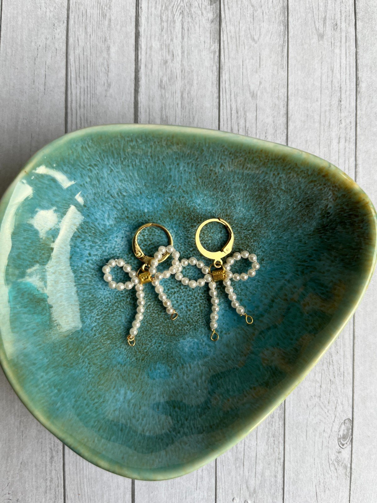 Vergulde oorbellen met strikjes - 59907.jpeg Vergulde oorbellen met strikjes