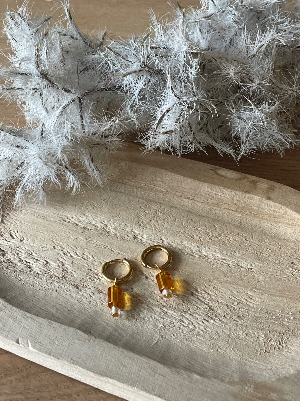 Vergulde rvs oorbellen met oranje hexagon kraal