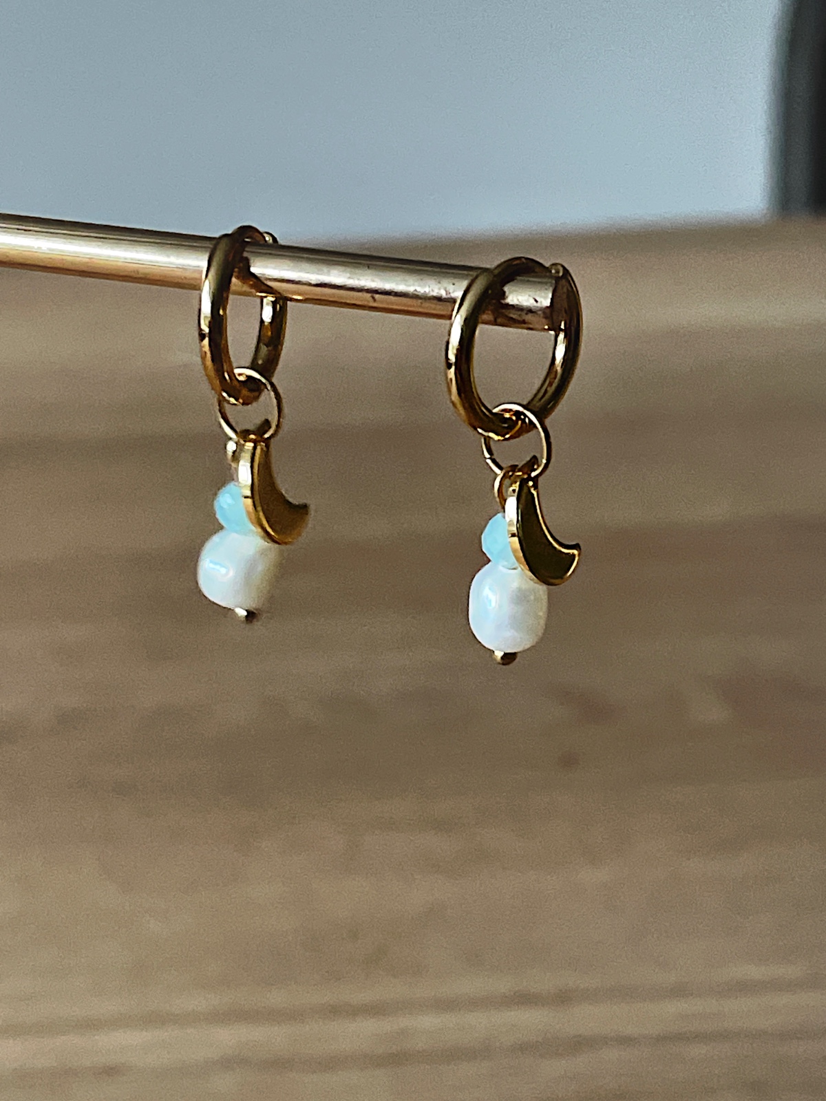 Vergulde rvs oorbellen met parel, chalcedoon en halve maan - 60773.jpeg Vergulde rvs oorbellen met parel, chalcedoon en halve maan