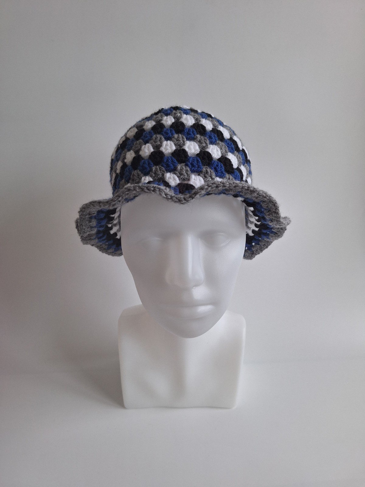 Gehaakte bucket hat | Donkerblauw, wit, grijs en zwart