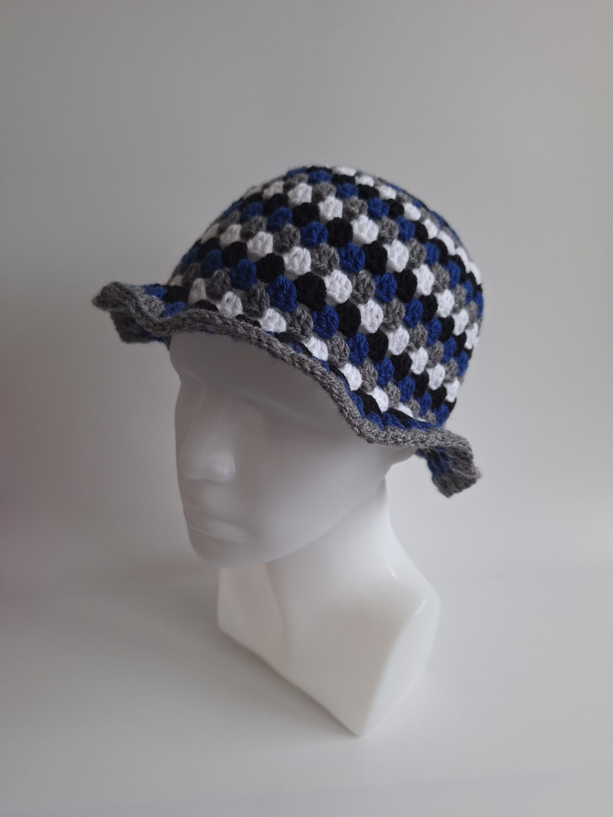 Gehaakte bucket hat | Donkerblauw, wit, grijs en zwart