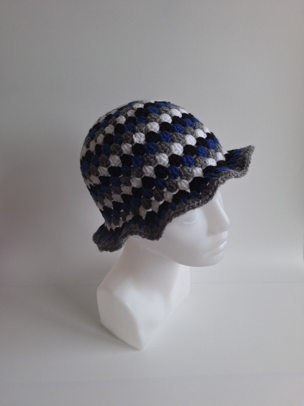 Gehaakte bucket hat | Donkerblauw, wit, grijs en zwart