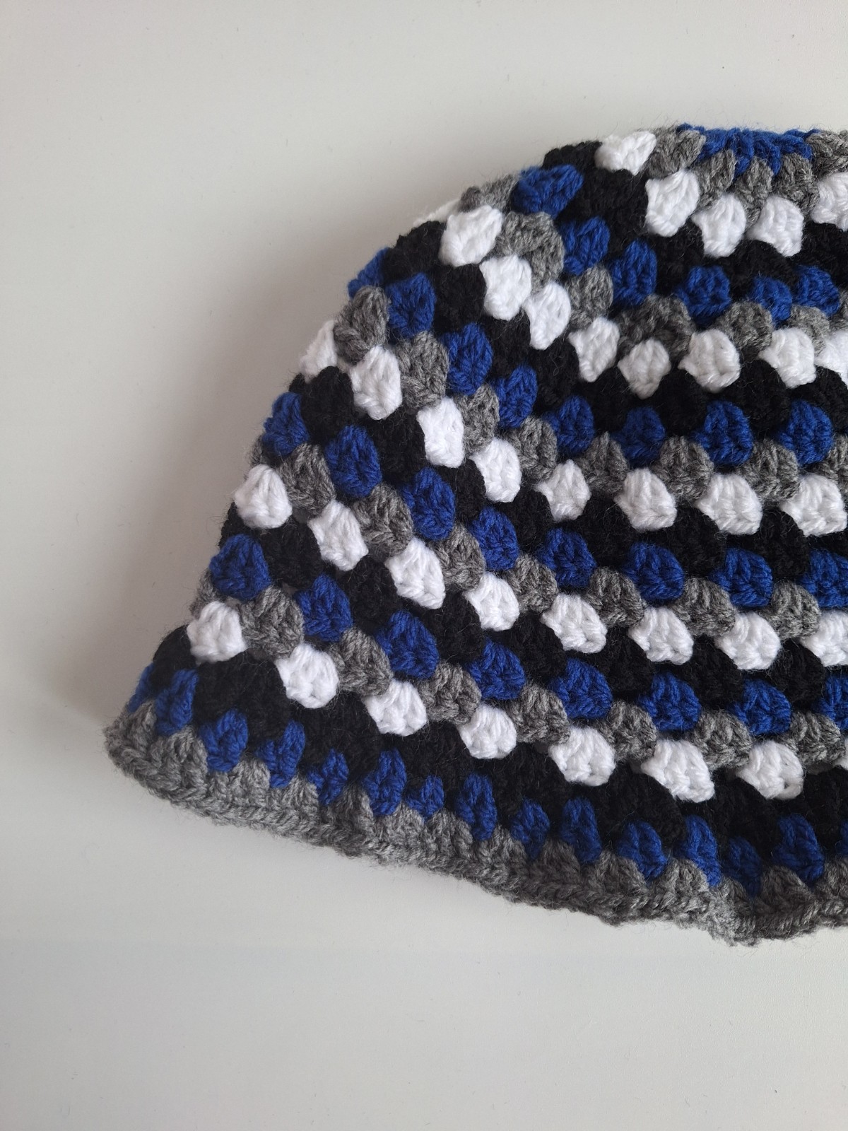 Gehaakte bucket hat | Donkerblauw, wit, grijs en zwart