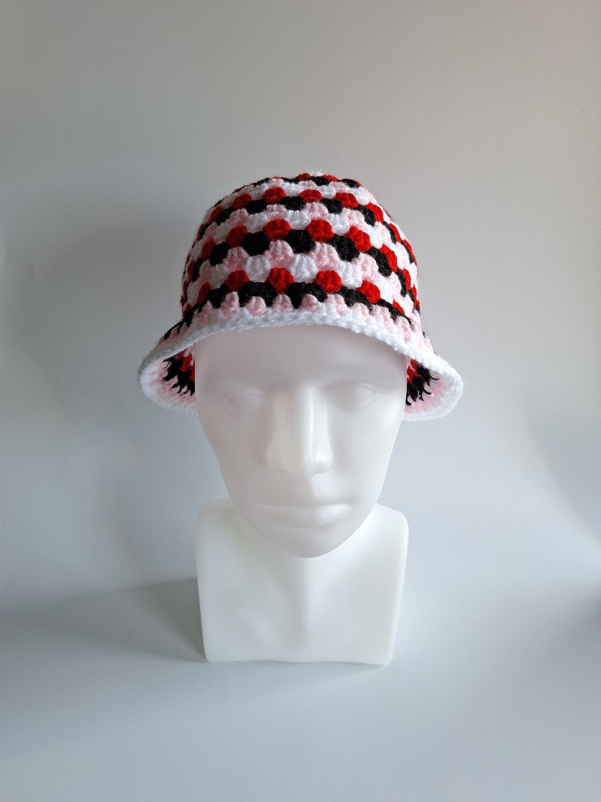 Gehaakte bucket hat | Rood, wit, roze en zwart