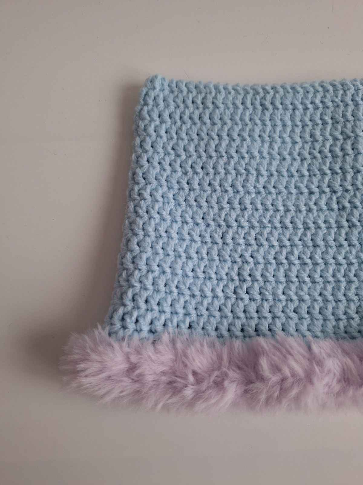 Gehaakte muts met imitatiebont | Lichtblauw en lila