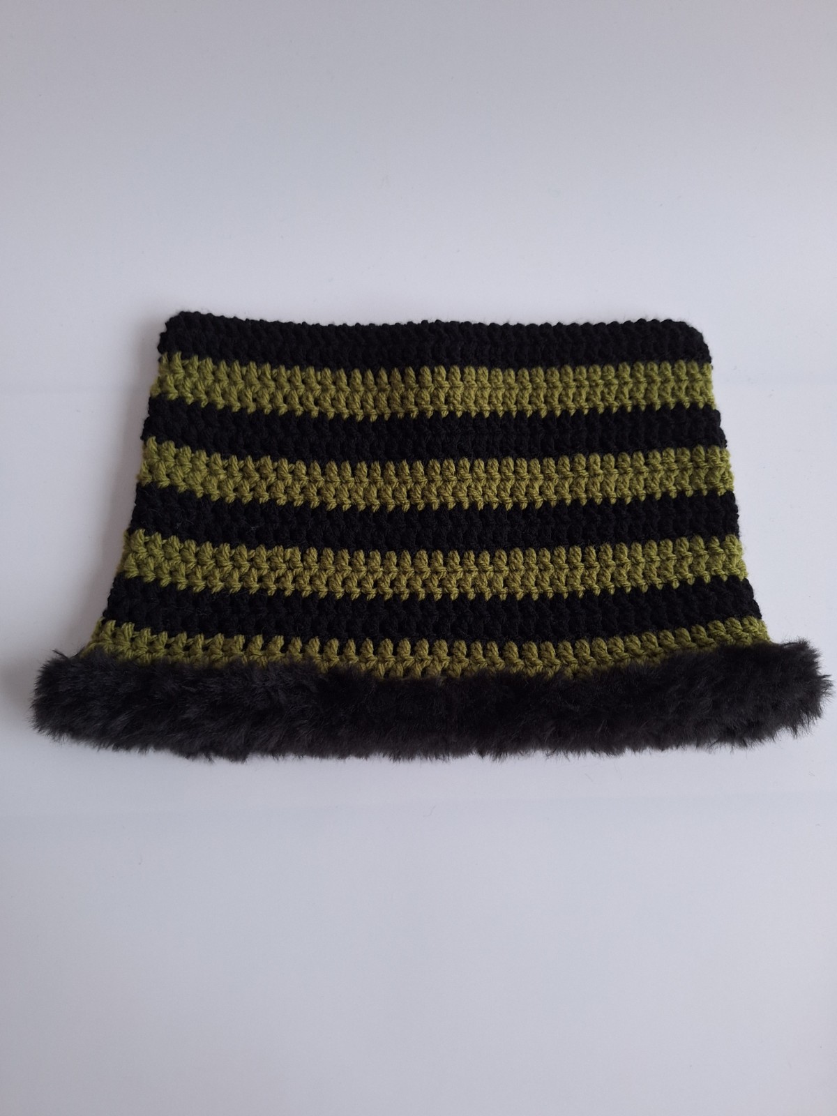 Gehaakte muts met imitatiebont 'Black & army green' - 65623.jpeg Gehaakte muts met imitatiebont 'Zwart & donkergroen'